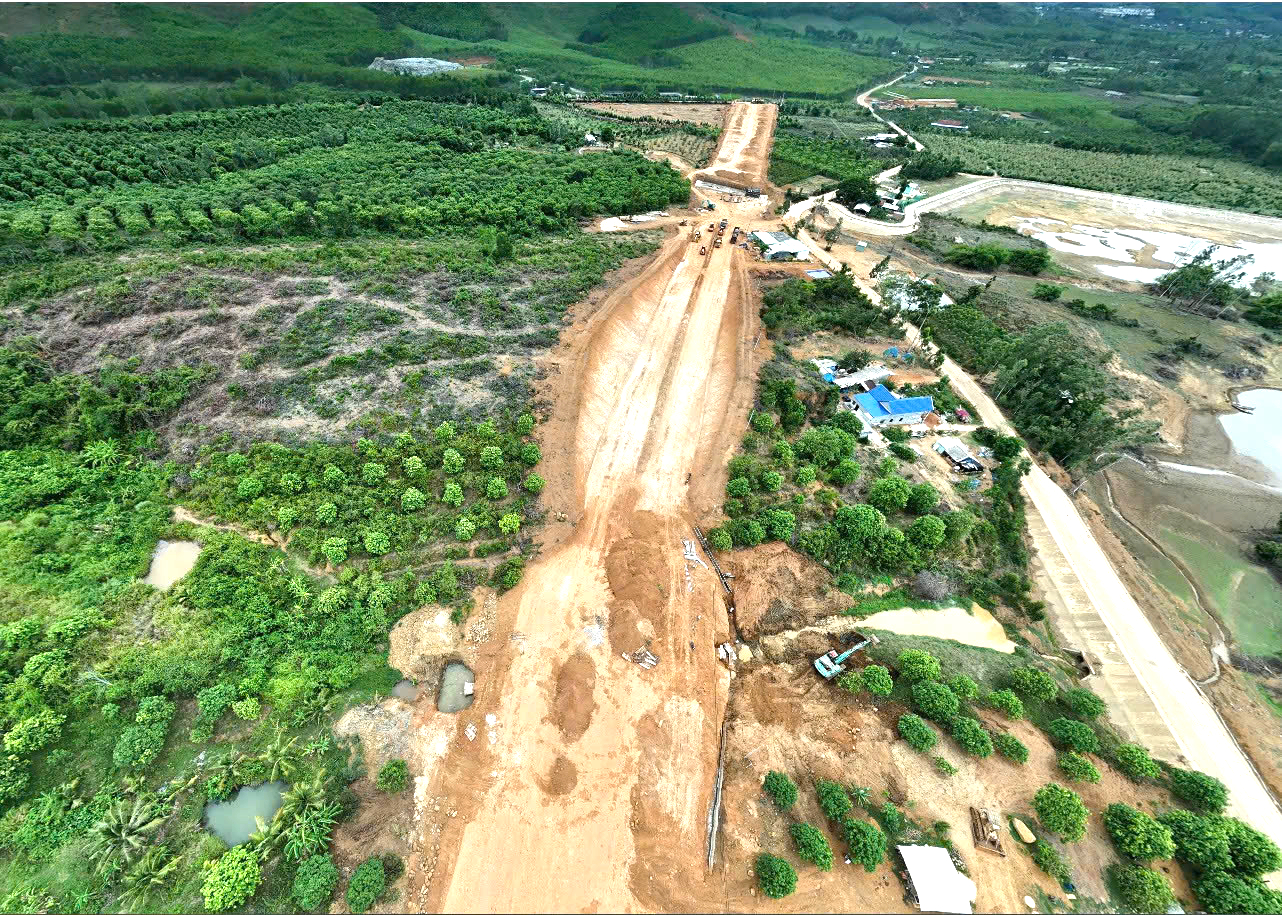 Gia Lai đẩy nhanh thi c&ocirc;ng đường kết nối cao tốc Bắc - Nam về bến cảng Ph&ugrave; Mỹ - Ảnh 2.