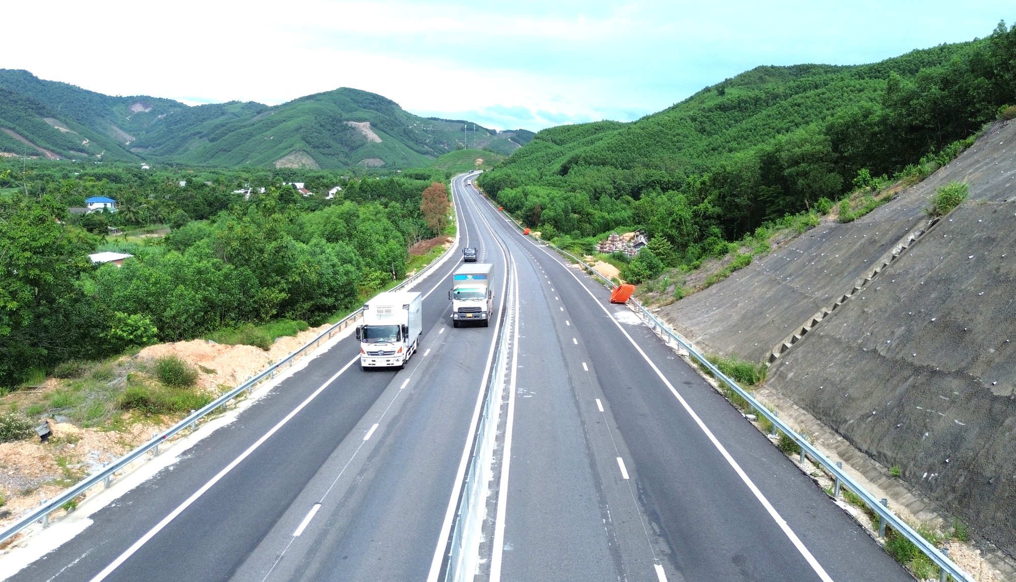 Cao tốc La Sơn - Hòa Liên sẵn sàng thông tuyến chính - Ảnh 2.