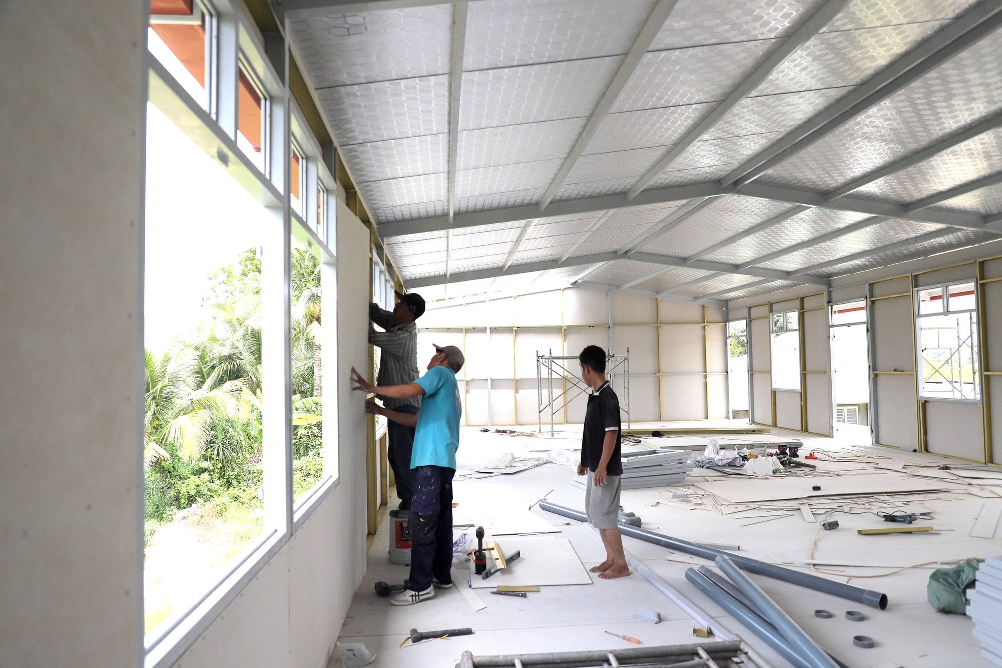 Đắk Lắk dựng 100 “điểm tựa” an toàn cho người dân vùng lũ - Ảnh 5.