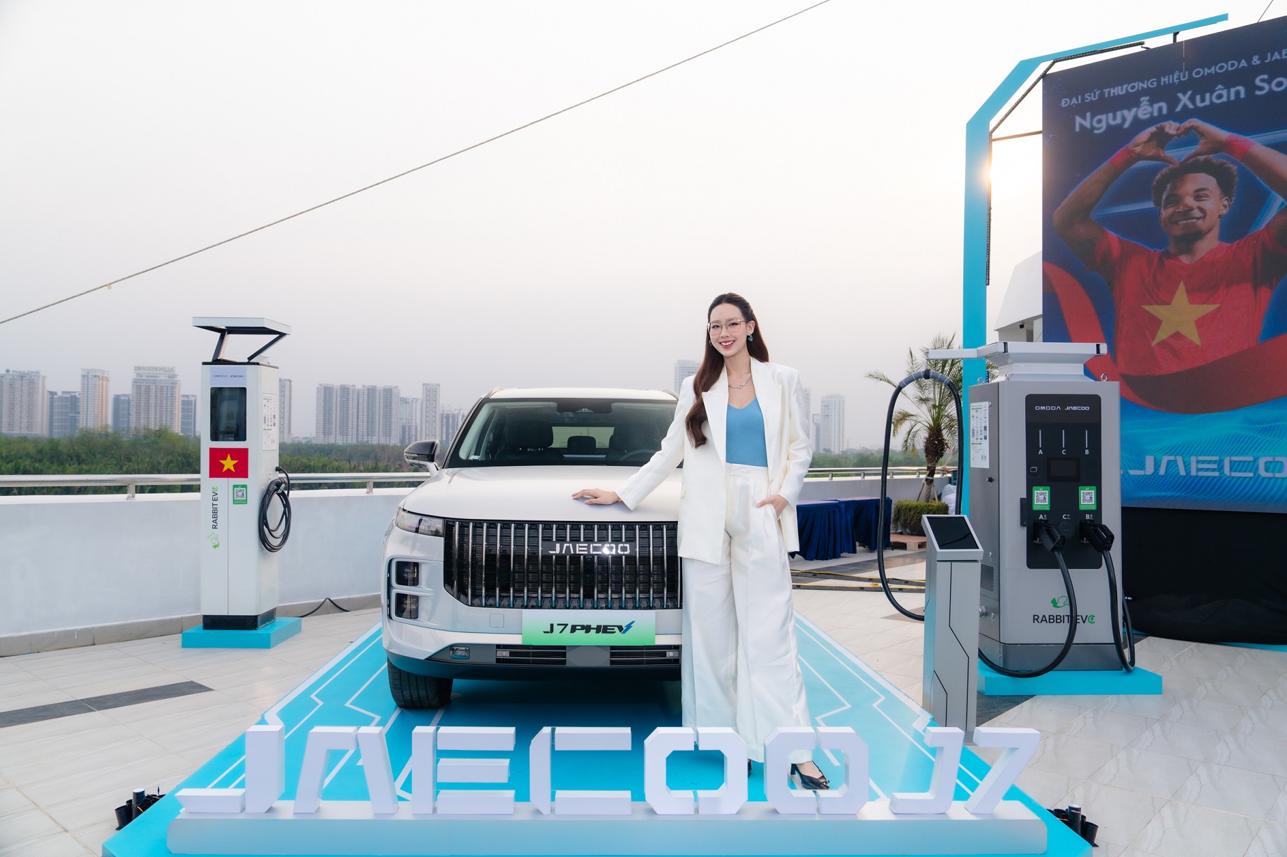 Những mẫu xe PHEV 2026 chạy hàng trăm cây số bằng xe điện sạc ngòai - Ảnh 1.