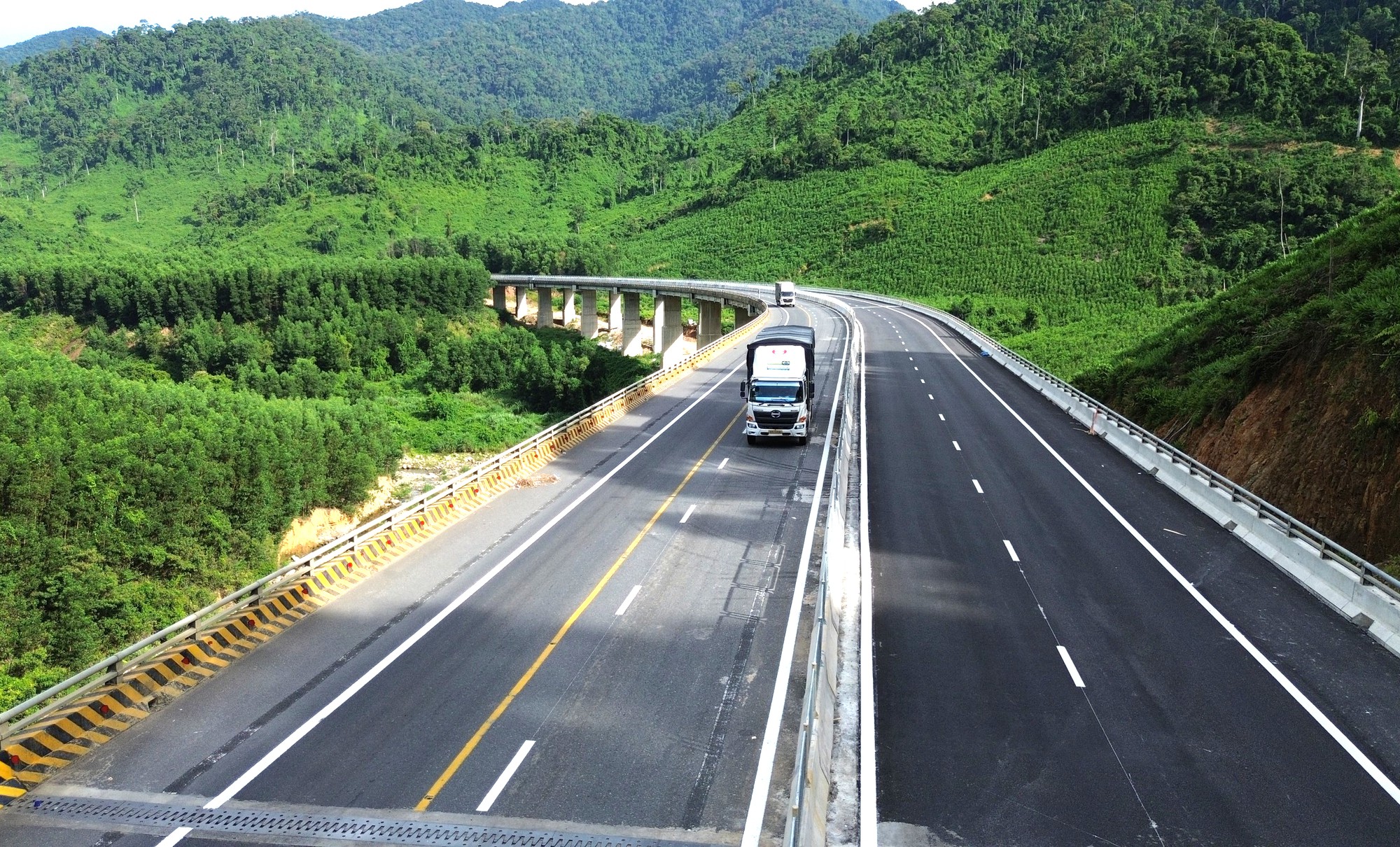 Cao tốc La Sơn - Hòa Liên sẵn sàng thông tuyến chính - Ảnh 4.