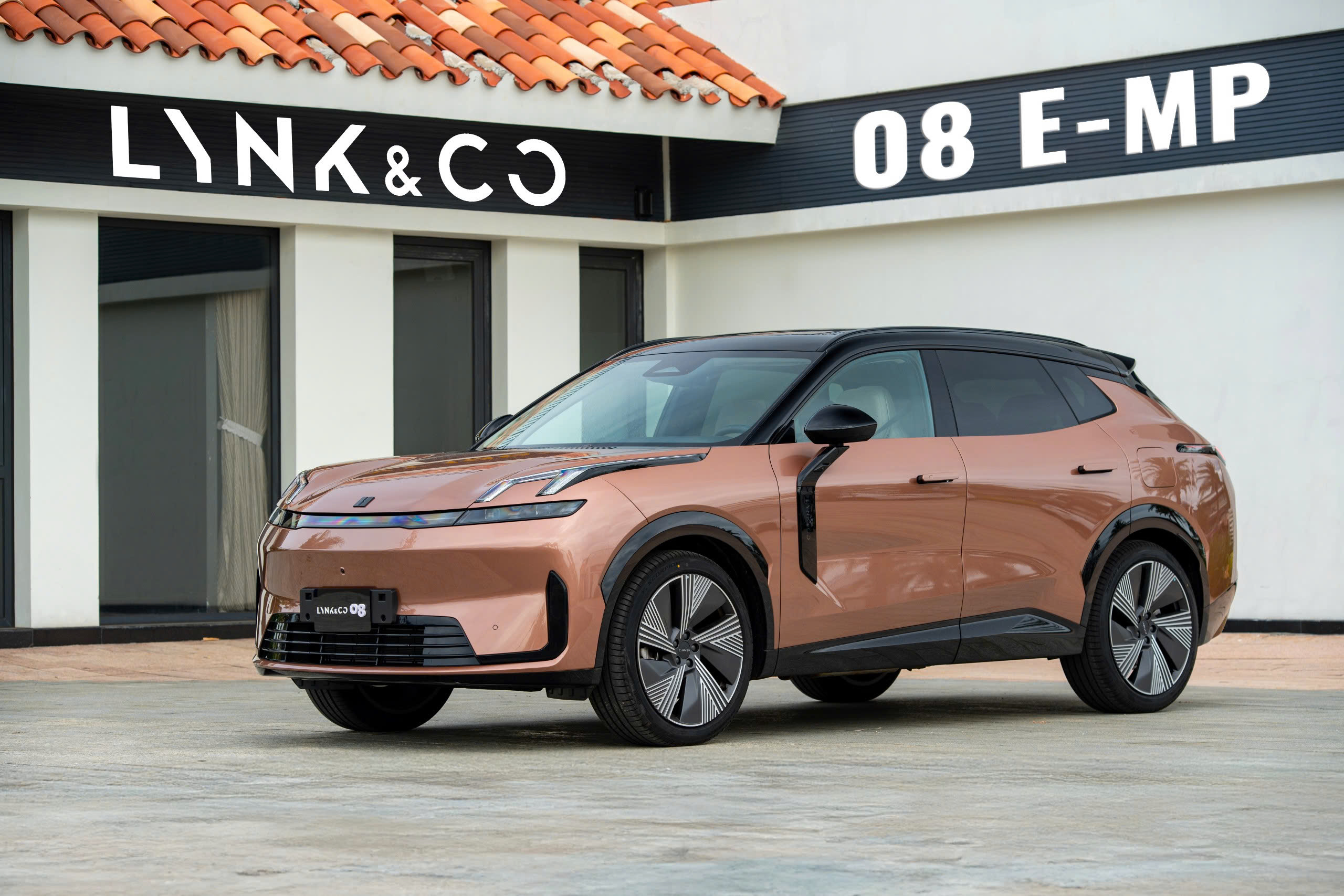 Những mẫu xe PHEV 2026 chạy hàng trăm cây số bằng xe điện sạc ngòai - Ảnh 3.