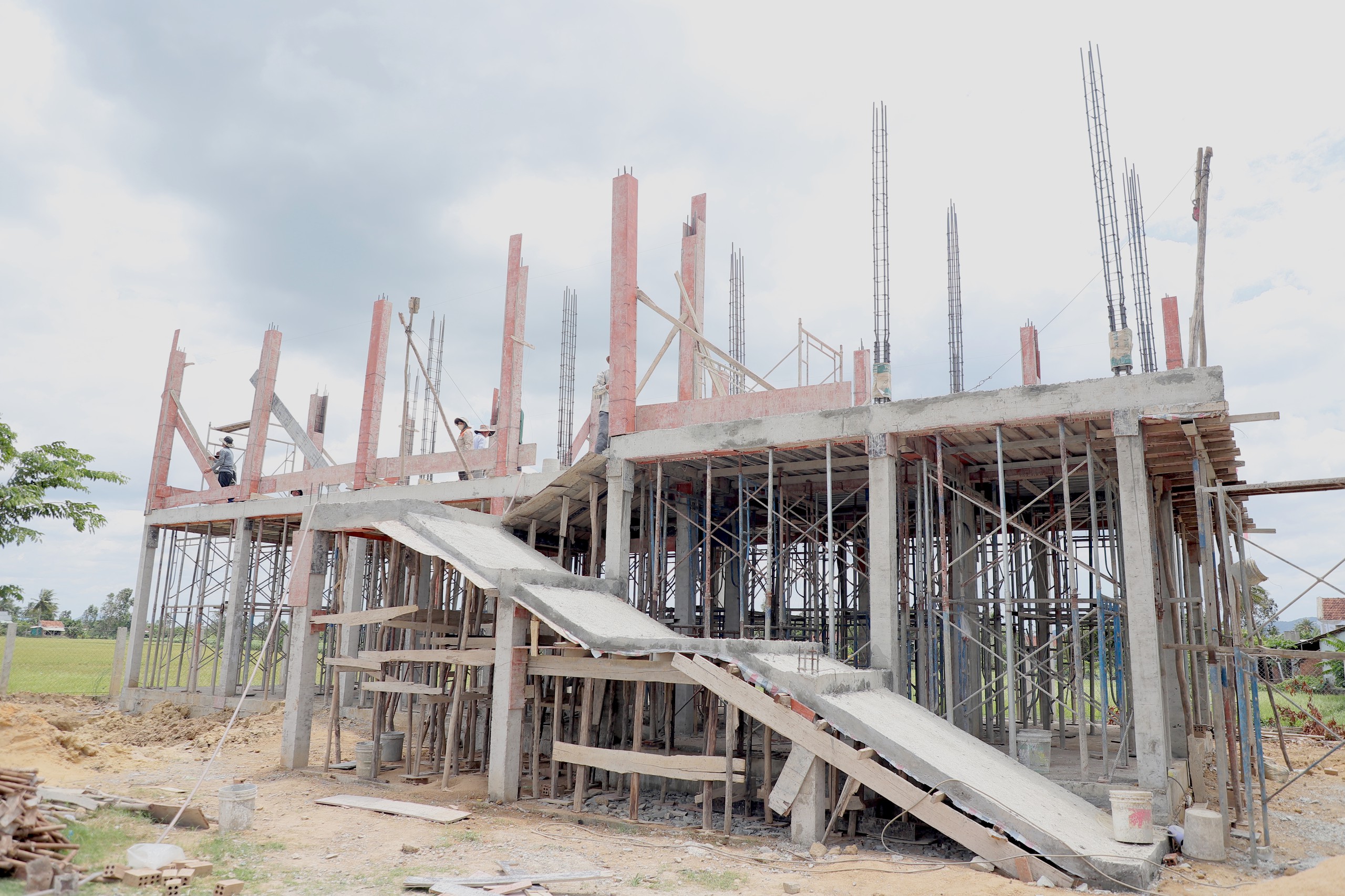Đắk Lắk dựng 100 “điểm tựa” an toàn cho người dân vùng lũ - Ảnh 11.