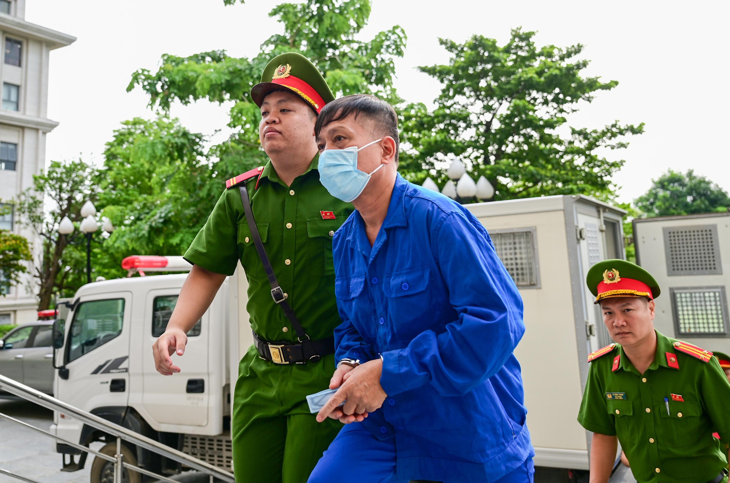 Xét xử cựu Thứ trưởng Nguyễn Bá Hoan: Hình ảnh các bị cáo hầu tòa vụ hối lộ 30 tỷ đồng - Ảnh 2.