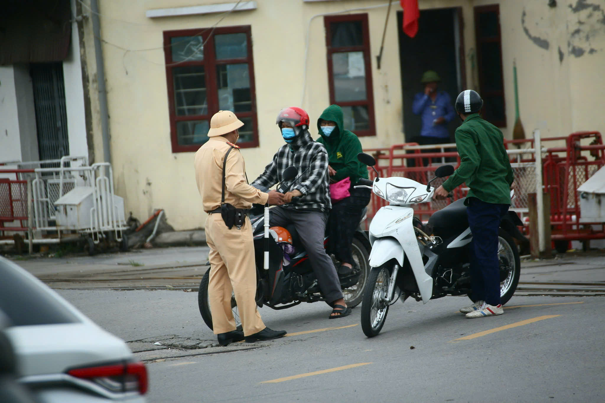 Hà Nội: Quyết liệt xóa lối đi tự mở, lập lại hành lang an toàn đường sắt - Ảnh 2.