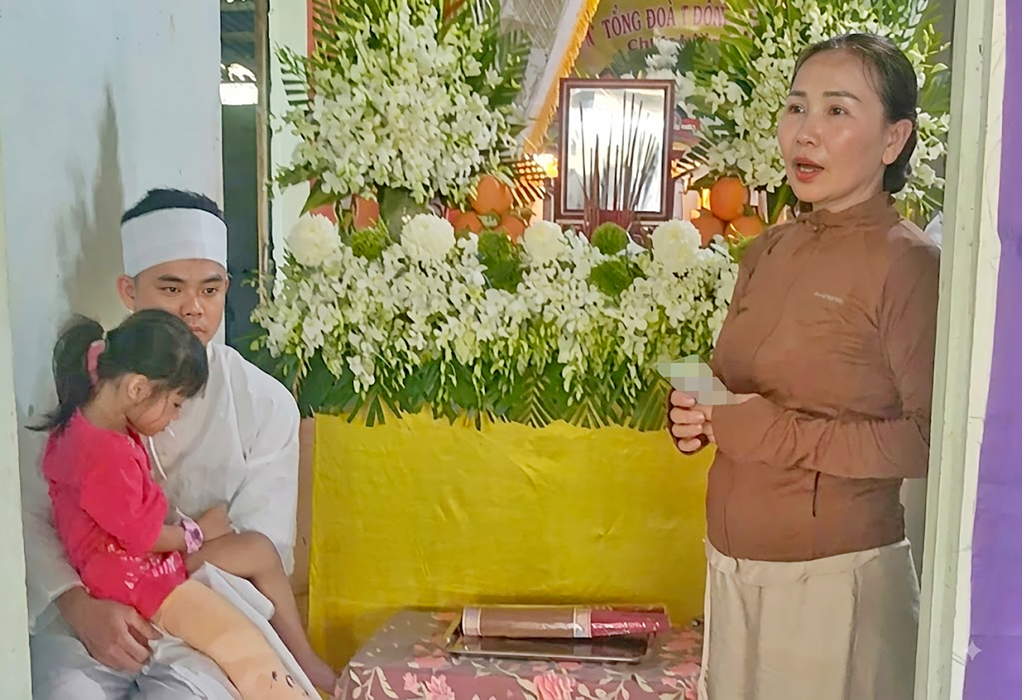 Mẹ mất vì tai nạn, con thơ bấu víu cha nghèo - Ảnh 1.