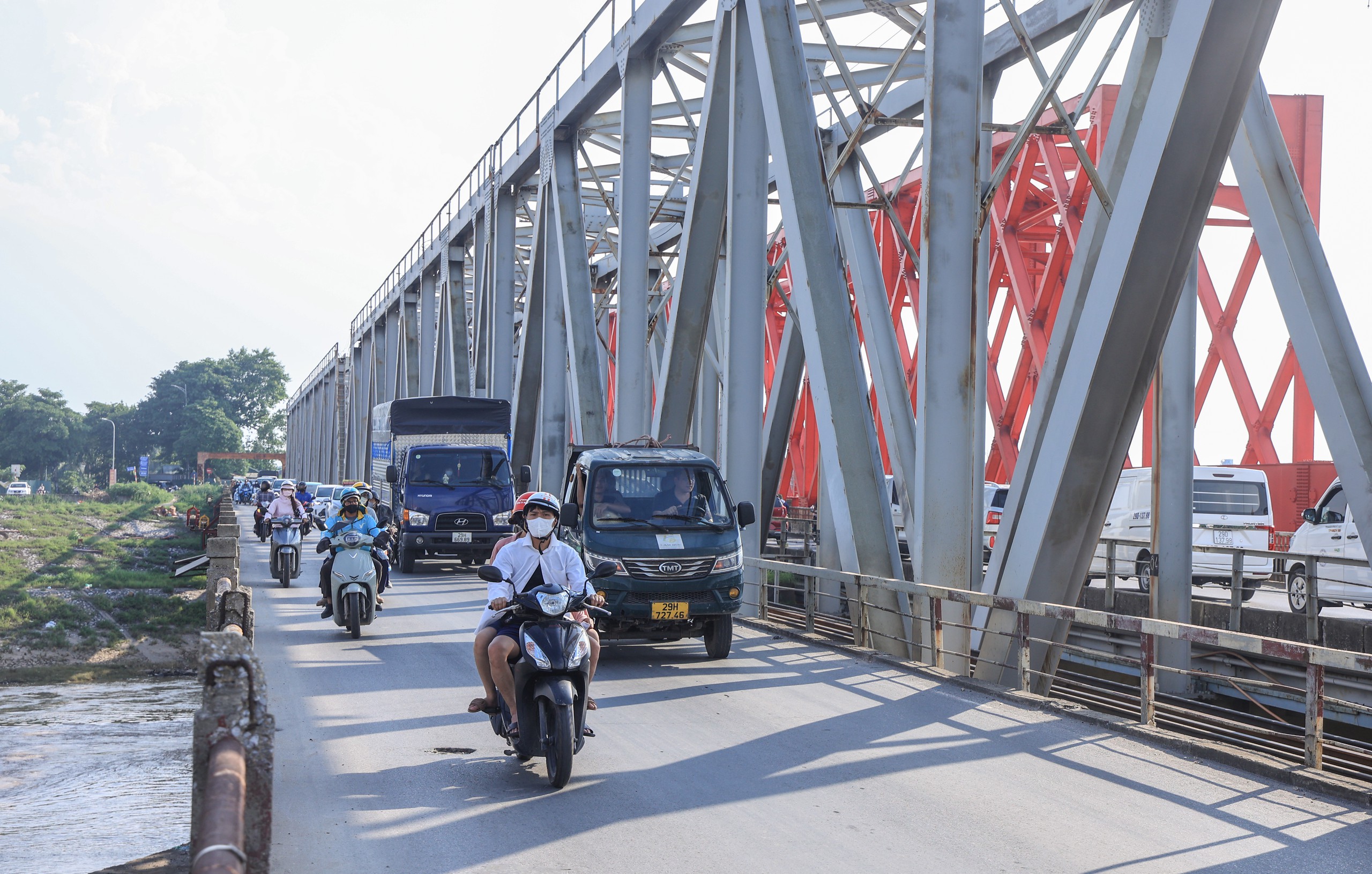 Dự &aacute;n cầu Đuống: Sẽ hợp long trước 10/9 nhưng vẫn vướng mặt bằng thi c&ocirc;ng - Ảnh 13.