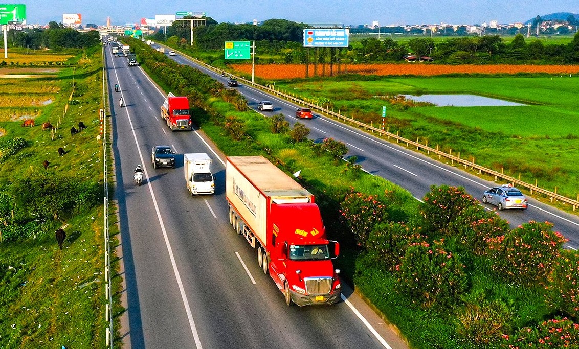 Kh&ocirc;ng thiếu bằng l&aacute;i xe tải hạng nặng, v&igrave; sao doanh nghiệp vẫn thiếu t&agrave;i xế? - Ảnh 1.