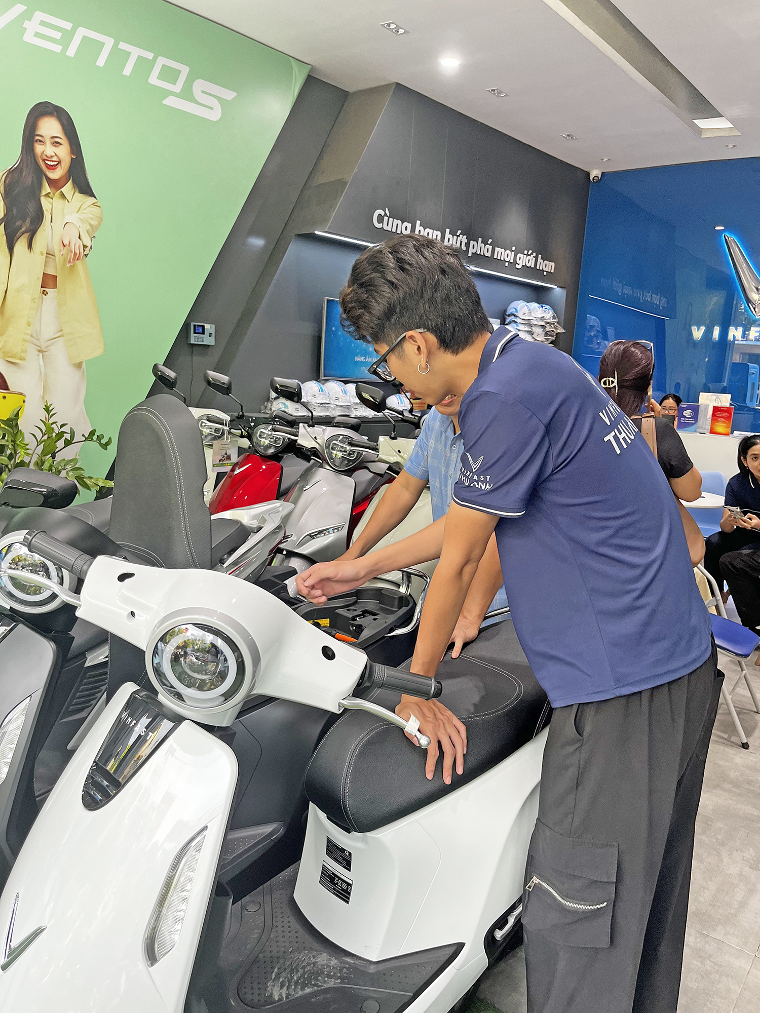 Thị trường xe máy điện sôi động trước năm học mới - Ảnh 2.
