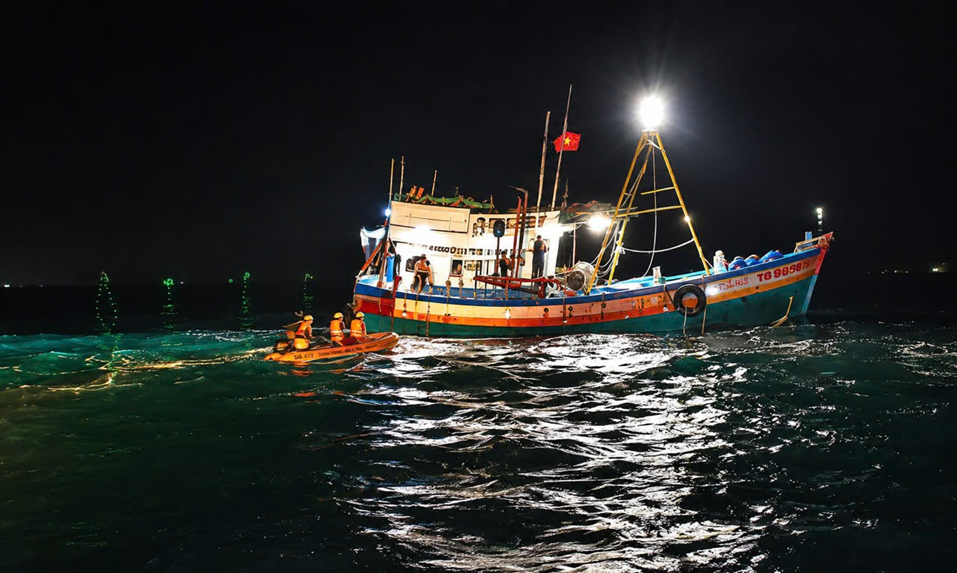 Đêm trắng cứu ngư dân nghi bị đau ruột thừa trên vùng biển Vũng Tàu - Ảnh 1.