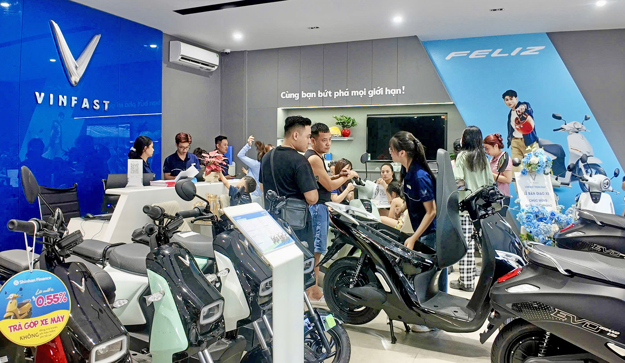 Thị trường xe máy điện sôi động trước năm học mới - Ảnh 1.