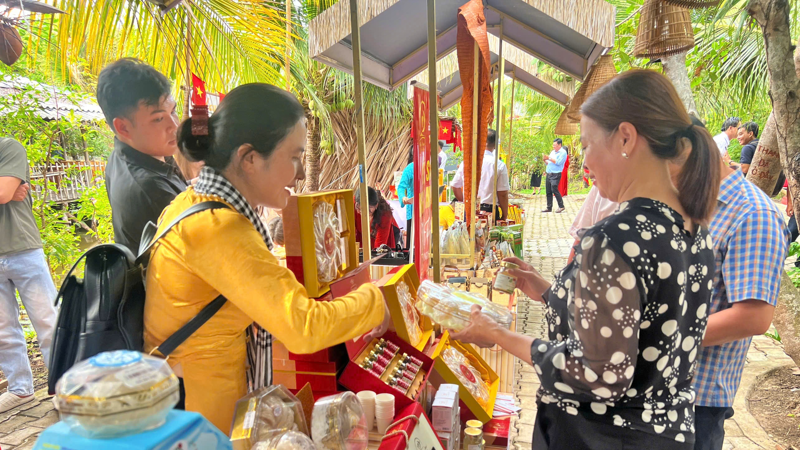 Xây dựng nông thôn mới: Cà Mau ưu tiên hạ tầng giao thông và thích ứng biến đổi khí hậu - Ảnh 3.