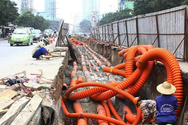 H&agrave; Nội ph&acirc;n luồng giao th&ocirc;ng phục vụ hạ ngầm c&aacute;p chiếu s&aacute;ng 6 tuyến phố - Ảnh 1.