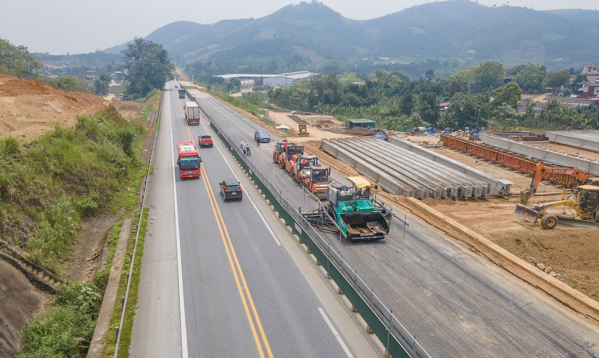 Giải b&agrave;i to&aacute;n an to&agrave;n tr&ecirc;n cao tốc ph&acirc;n kỳ - Ảnh 1.