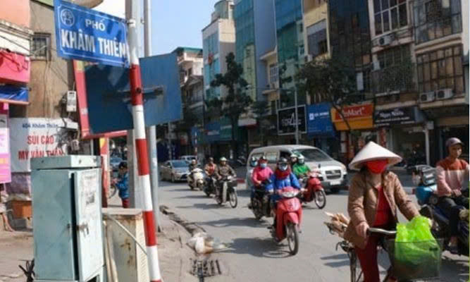 Hà Nội cấm taxi, xe hợp đồng dưới 8 chỗ trên phố Khâm Thiên vào giờ cao điểm - Ảnh 1.