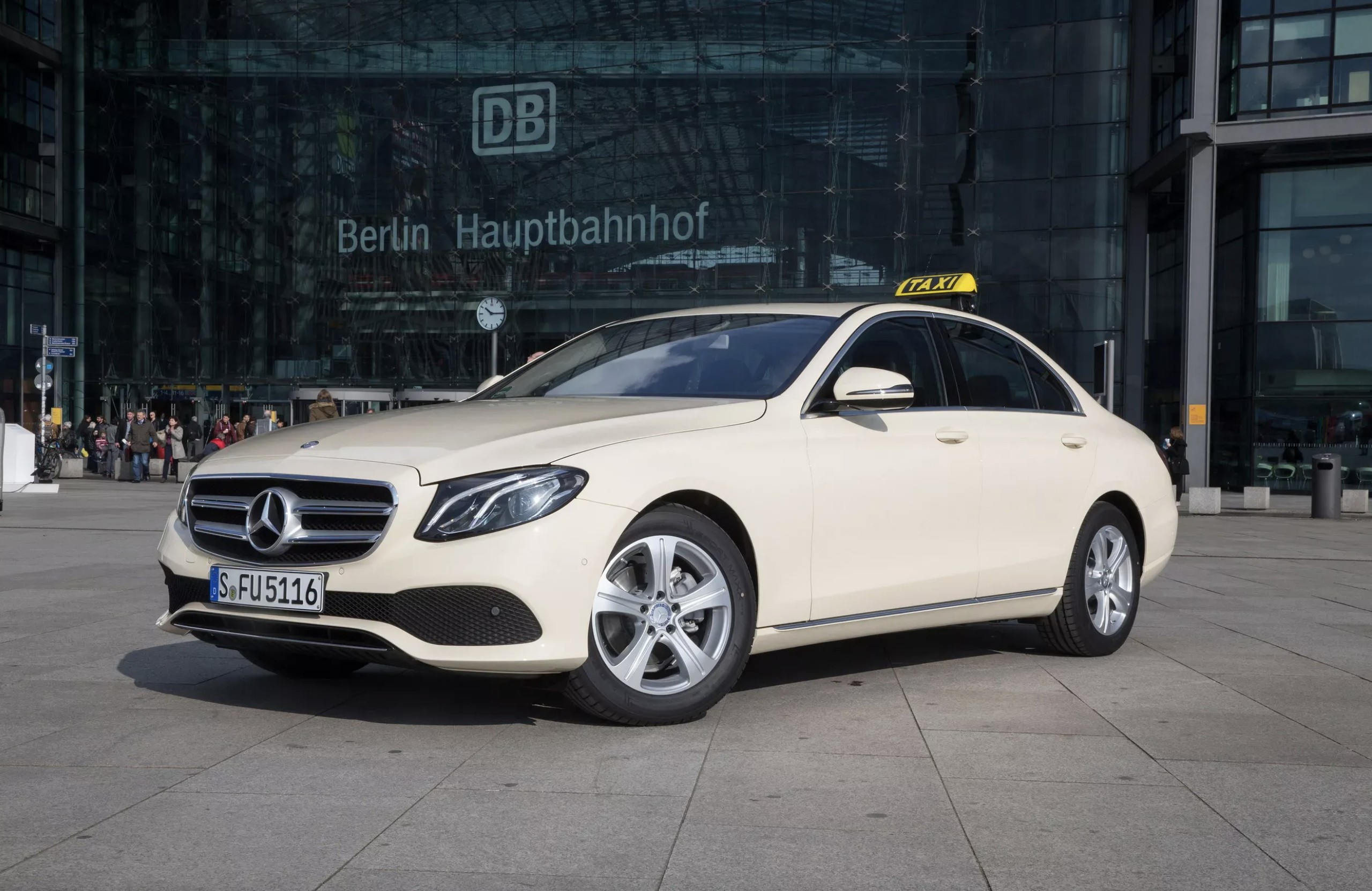 Mercedes-Benz quay trở lại thị trường xe taxi - Ảnh 1.
