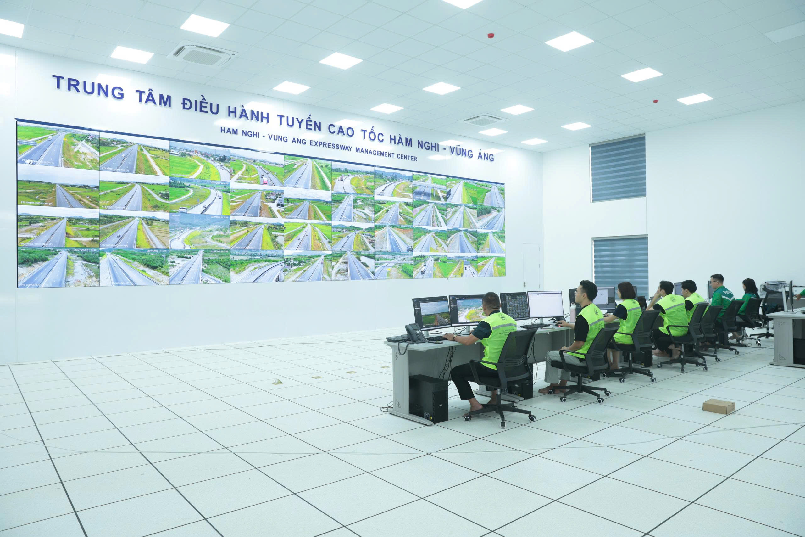 KỲ 2: CUỘC CHẠY ĐUA SAU MÀN HÌNH CAMERA - Ảnh 1.
