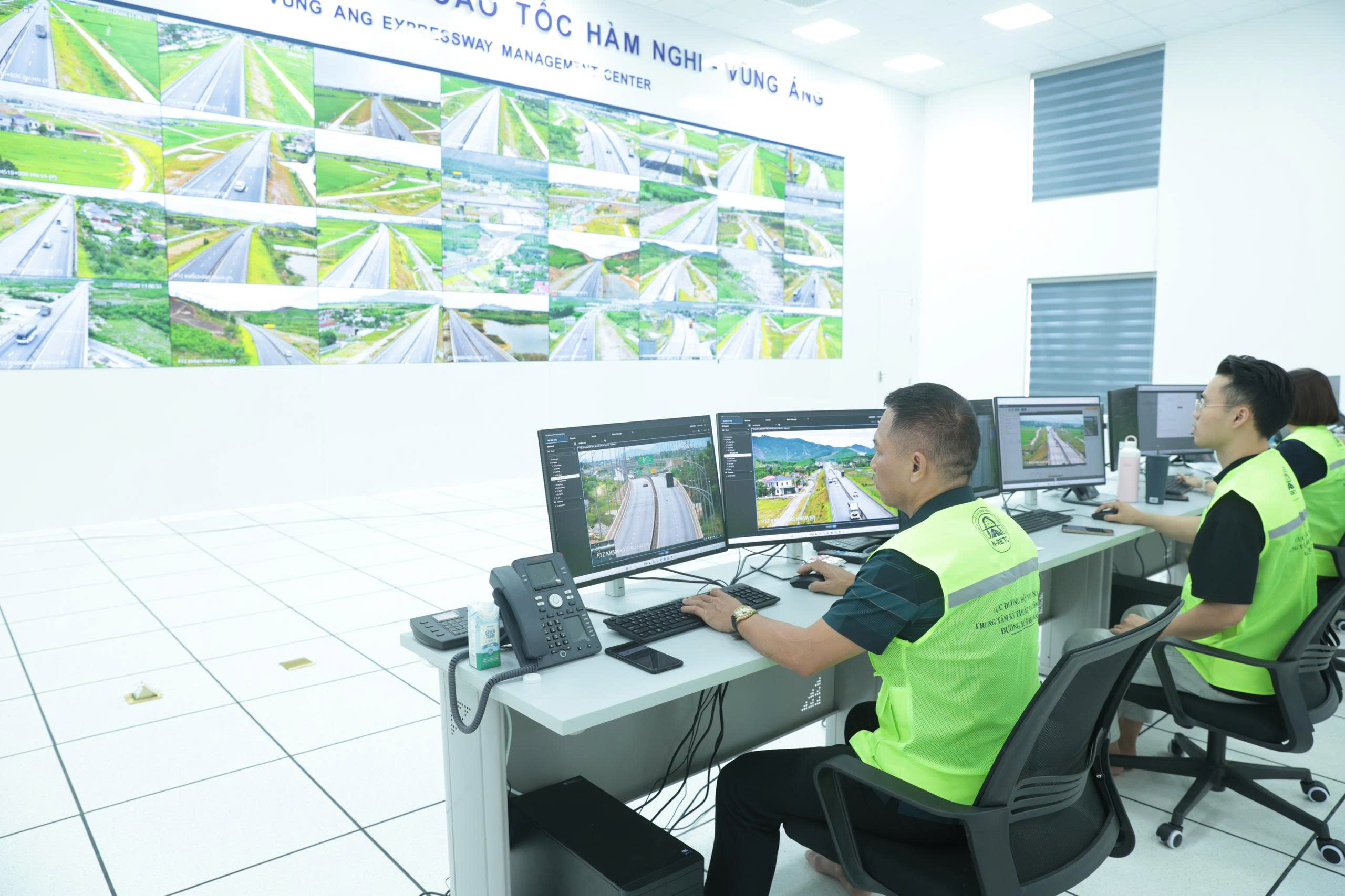 KỲ 2: CUỘC CHẠY ĐUA SAU MÀN HÌNH CAMERA - Ảnh 6.