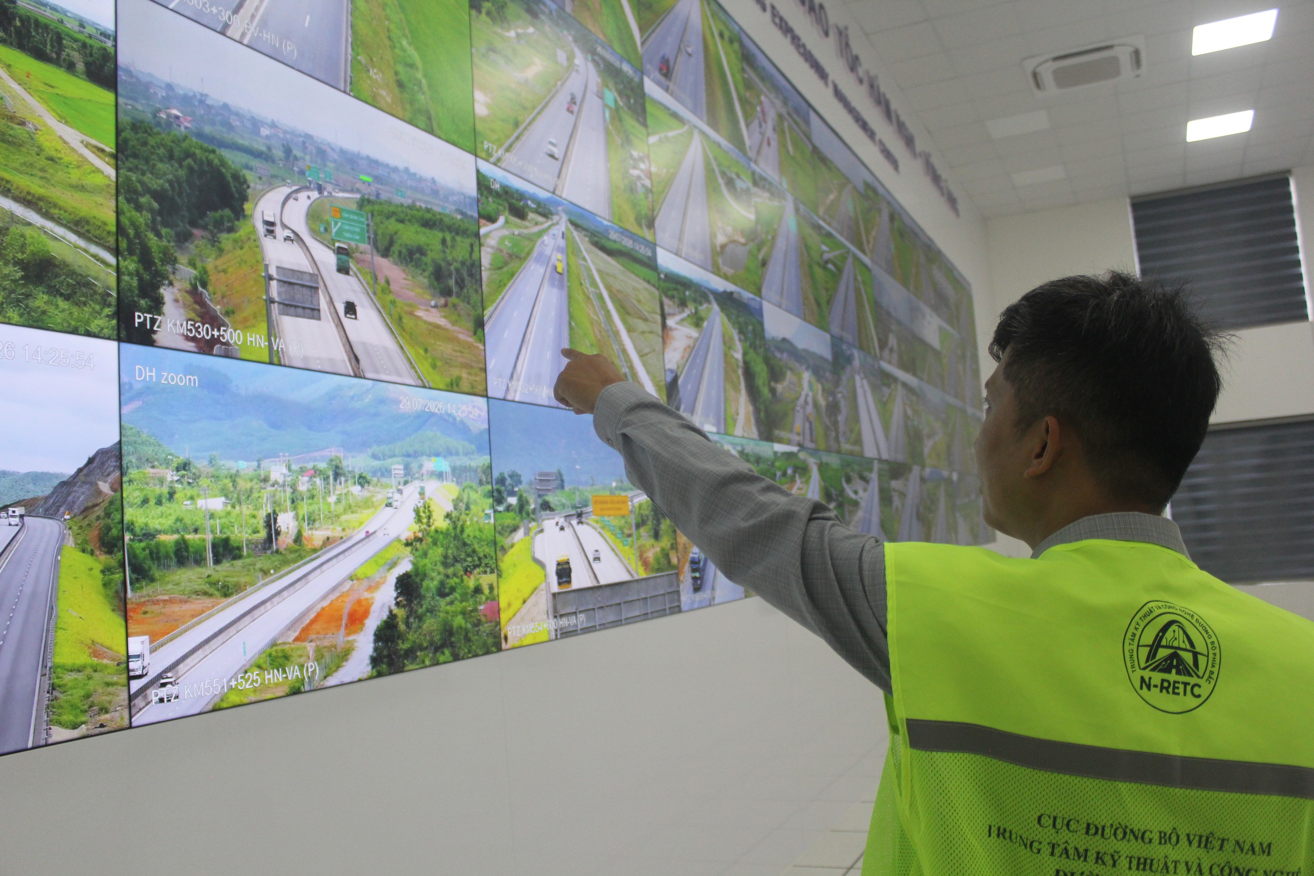 KỲ 2: CUỘC CHẠY ĐUA SAU MÀN HÌNH CAMERA - Ảnh 3.