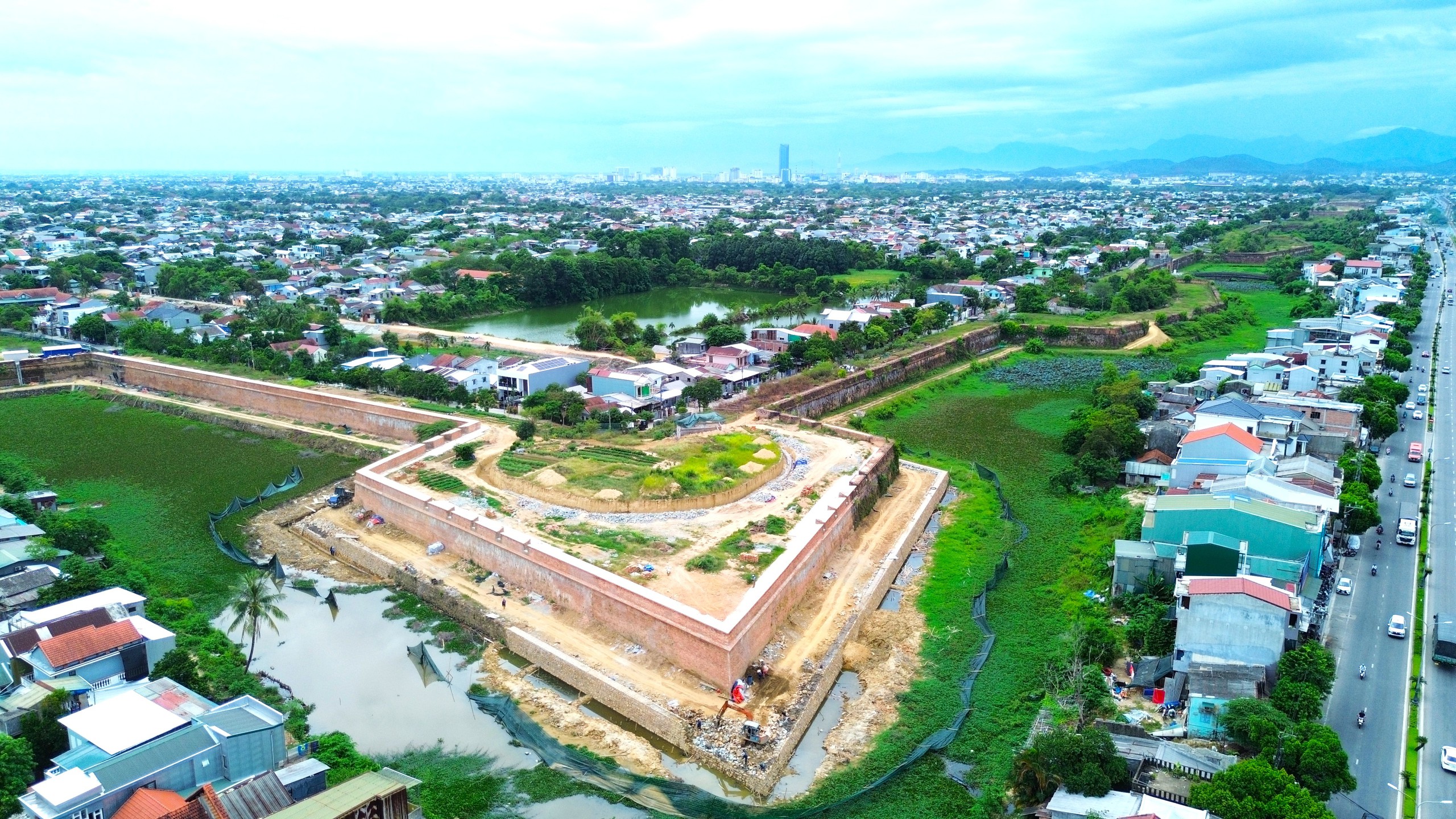 Thảo dỡ 31 c&ocirc;ng tr&igrave;nh qu&acirc;n sự trong Kinh th&agrave;nh Huế - Ảnh 1.