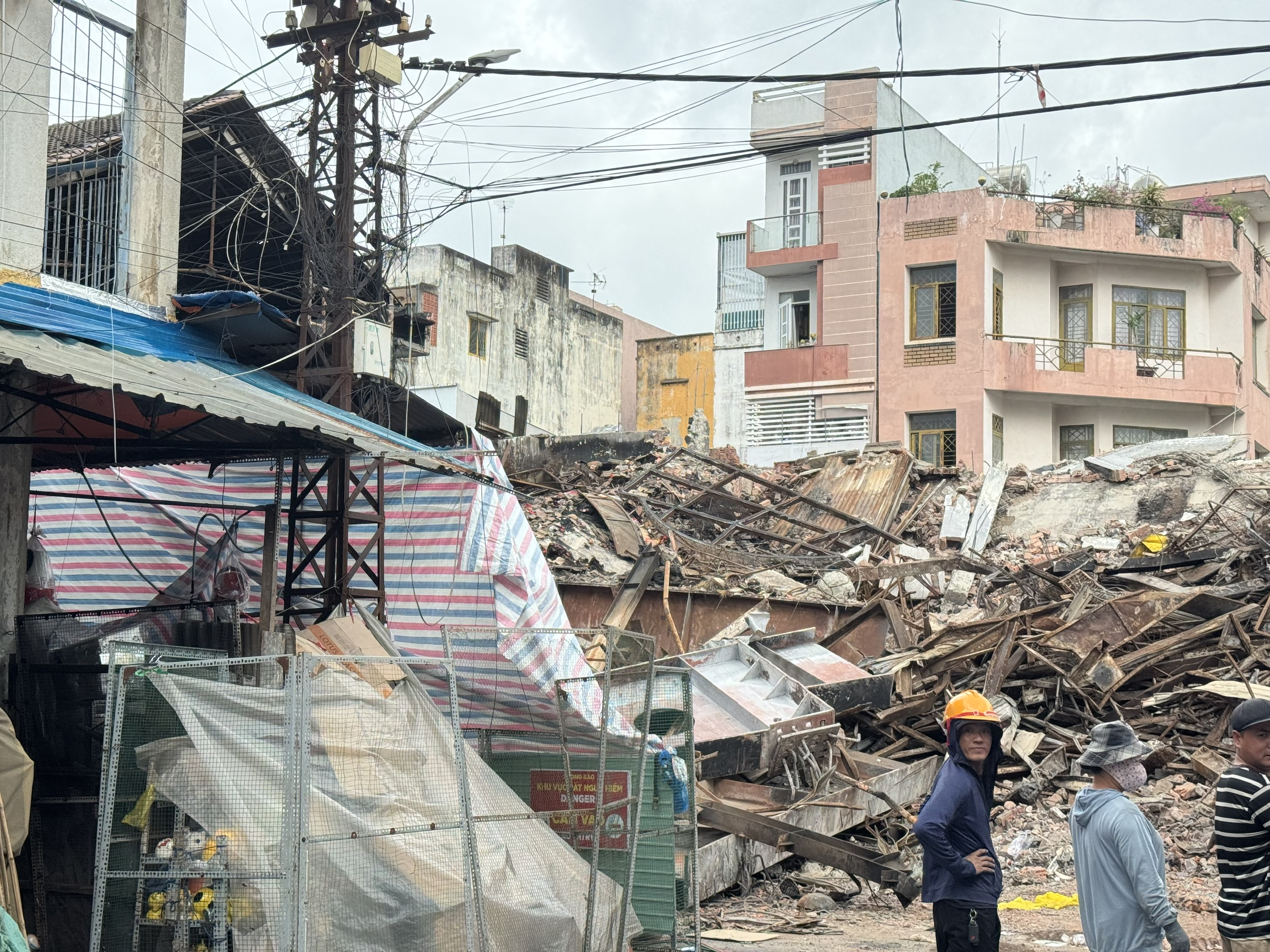 Ph&aacute; dỡ phần giữa trung t&acirc;m thương mại Bi&ecirc;n H&ograve;a sau vụ ch&aacute;y - Ảnh 1.