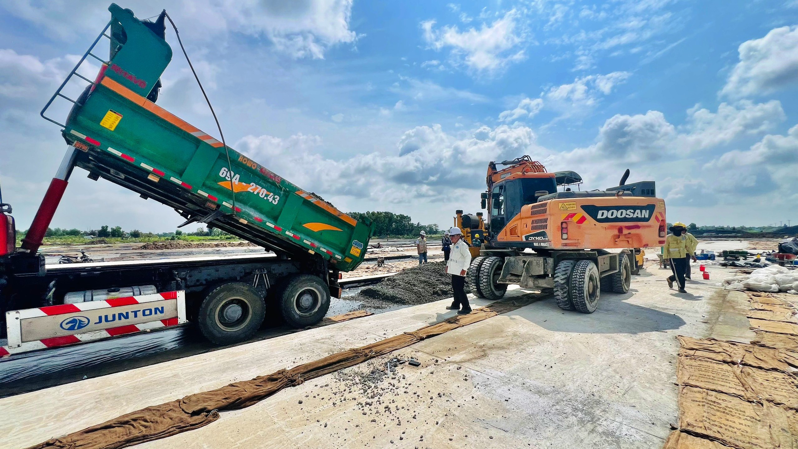 Tăng tốc thi c&ocirc;ng n&acirc;ng cấp, mở rộng Cảng h&agrave;ng kh&ocirc;ng C&agrave; Mau - Ảnh 1.