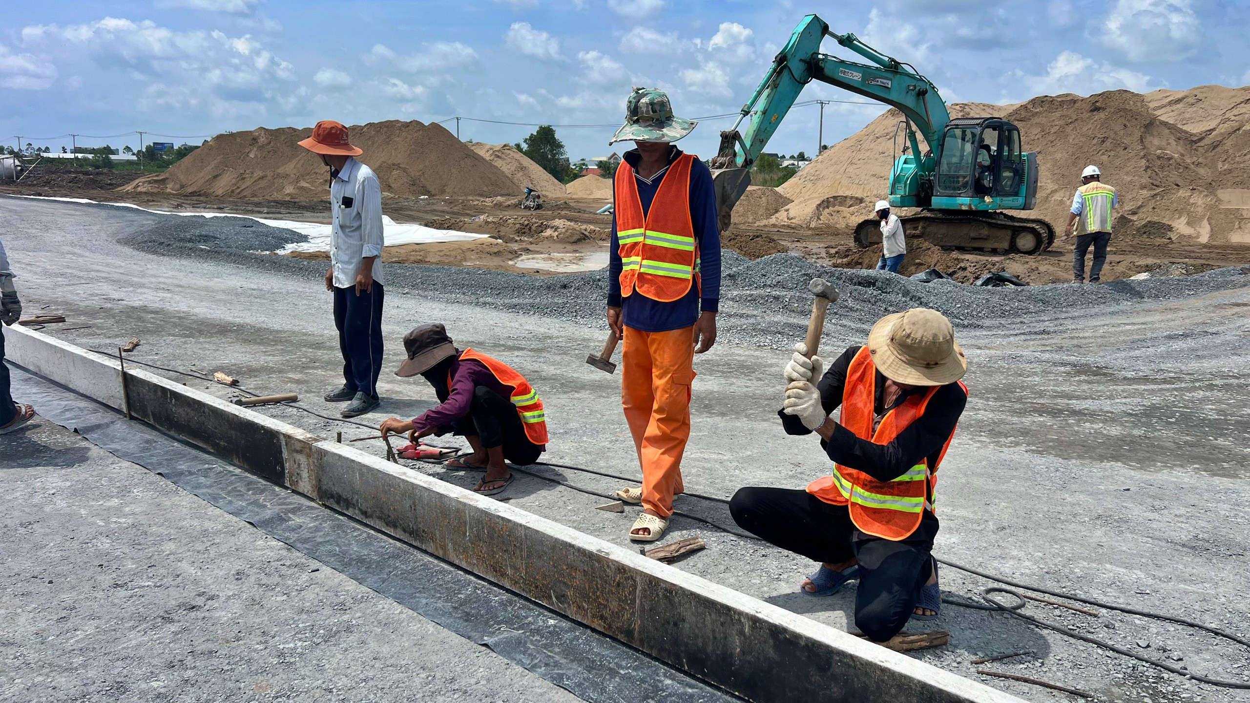 Tăng tốc thi c&ocirc;ng n&acirc;ng cấp, mở rộng Cảng h&agrave;ng kh&ocirc;ng C&agrave; Mau - Ảnh 2.