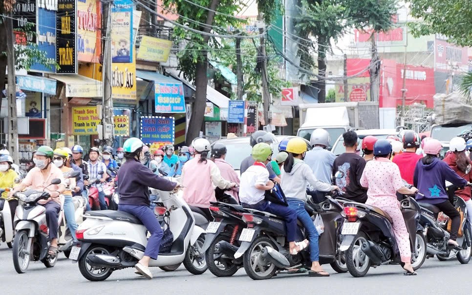 CSGT Đồng Nai xử l&yacute; 32 trường hợp vi phạm giao th&ocirc;ng khi "đi b&atilde;o" mừng chiến thắng - Ảnh 11.