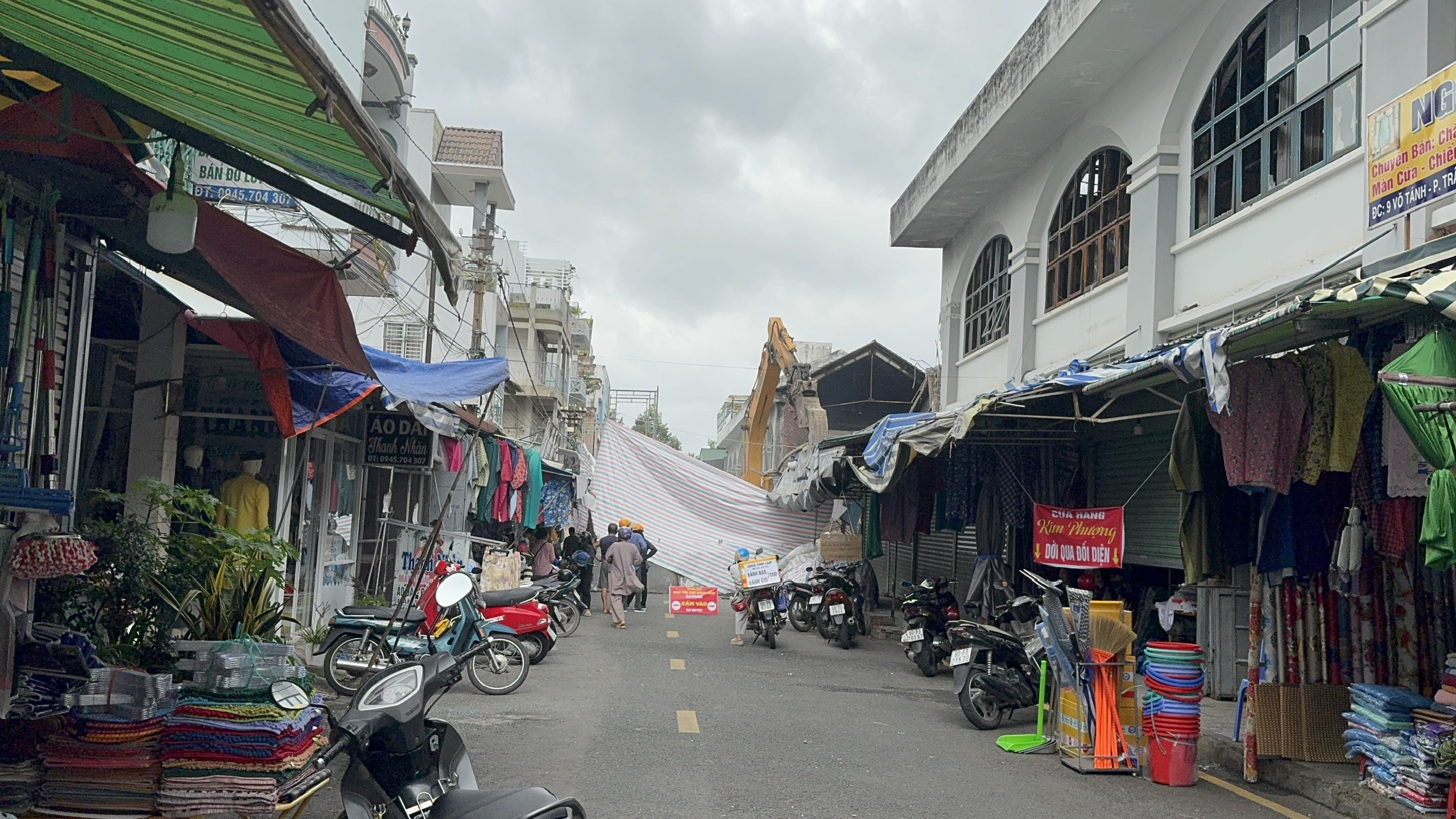 Ph&aacute; dỡ phần giữa trung t&acirc;m thương mại Bi&ecirc;n H&ograve;a sau vụ ch&aacute;y - Ảnh 14.
