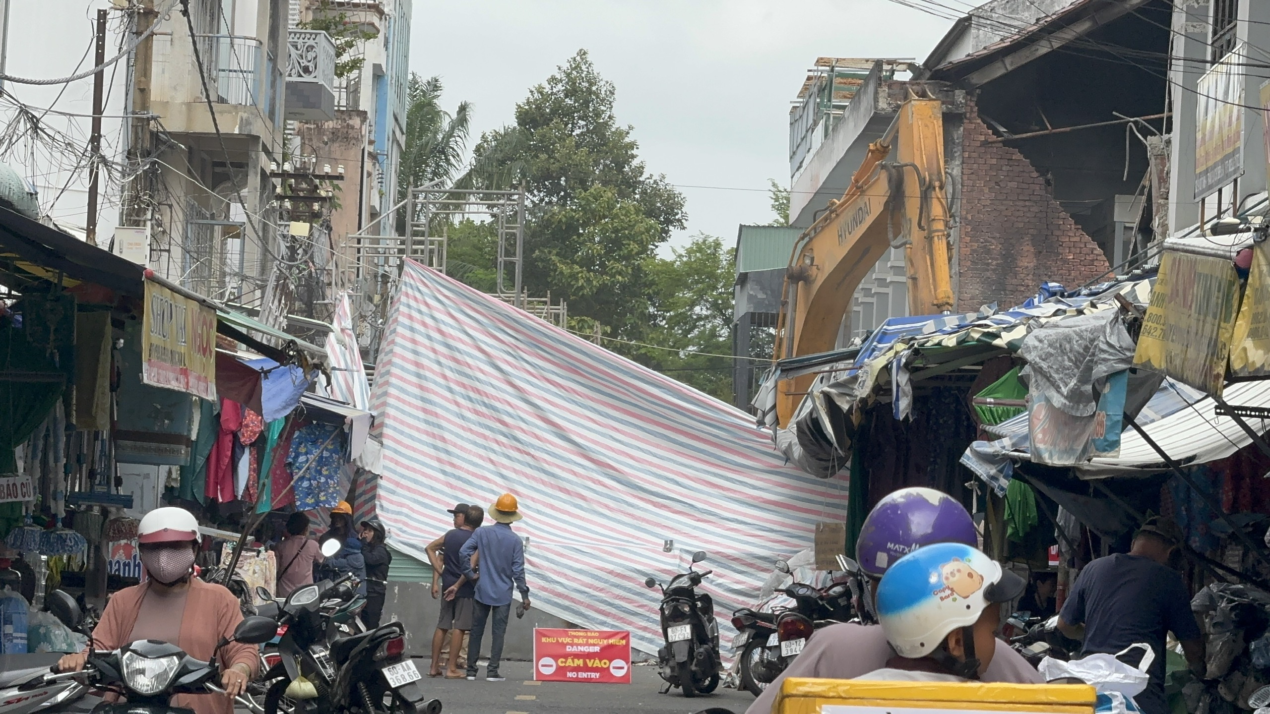 Ph&aacute; dỡ phần giữa trung t&acirc;m thương mại Bi&ecirc;n H&ograve;a sau vụ ch&aacute;y - Ảnh 17.