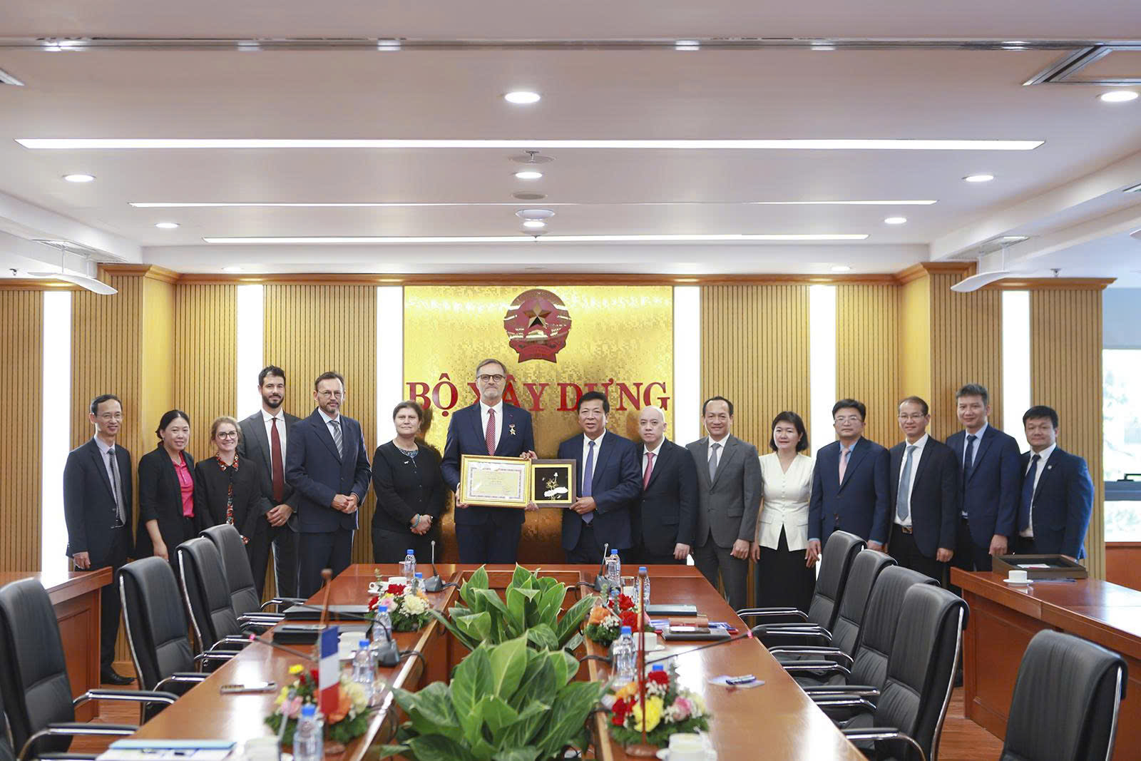 Bộ X&acirc;y dựng trao tặng Kỷ niệm chương cho Đại sứ Ph&aacute;p tại Việt Nam Olivier Brochet - Ảnh 5.