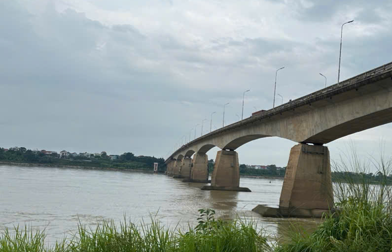 Chìm sà lan trên sông Đà, 1 người mất tích - Ảnh 1.