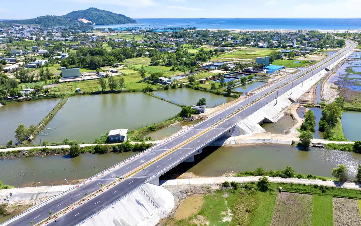 T&agrave;u c&aacute; bất ngờ bị ph&aacute; nước, 12 ngư d&acirc;n Gia Lai tho&aacute;t nạn - Ảnh 3.