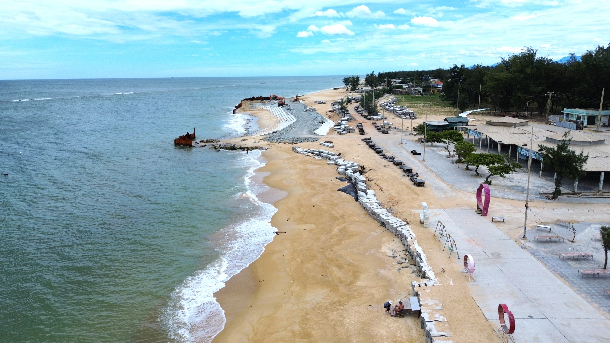 Tăng tốc xử l&yacute; khẩn cấp sạt lở bờ biển, bờ s&ocirc;ng ở Huế trước m&ugrave;a mưa b&atilde;o - Ảnh 1.