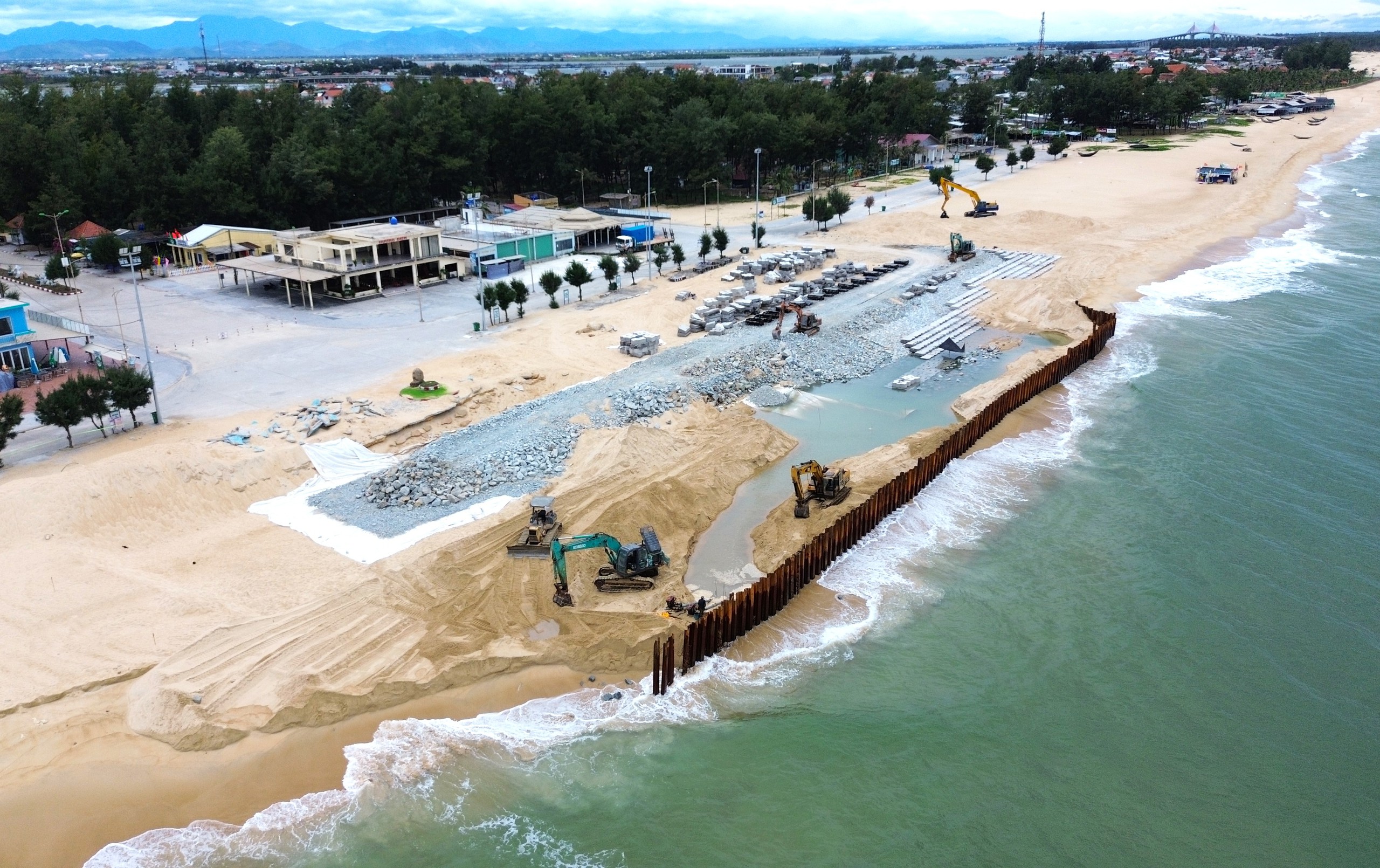 Tăng tốc xử l&yacute; khẩn cấp sạt lở bờ biển, bờ s&ocirc;ng ở Huế trước m&ugrave;a mưa b&atilde;o - Ảnh 3.