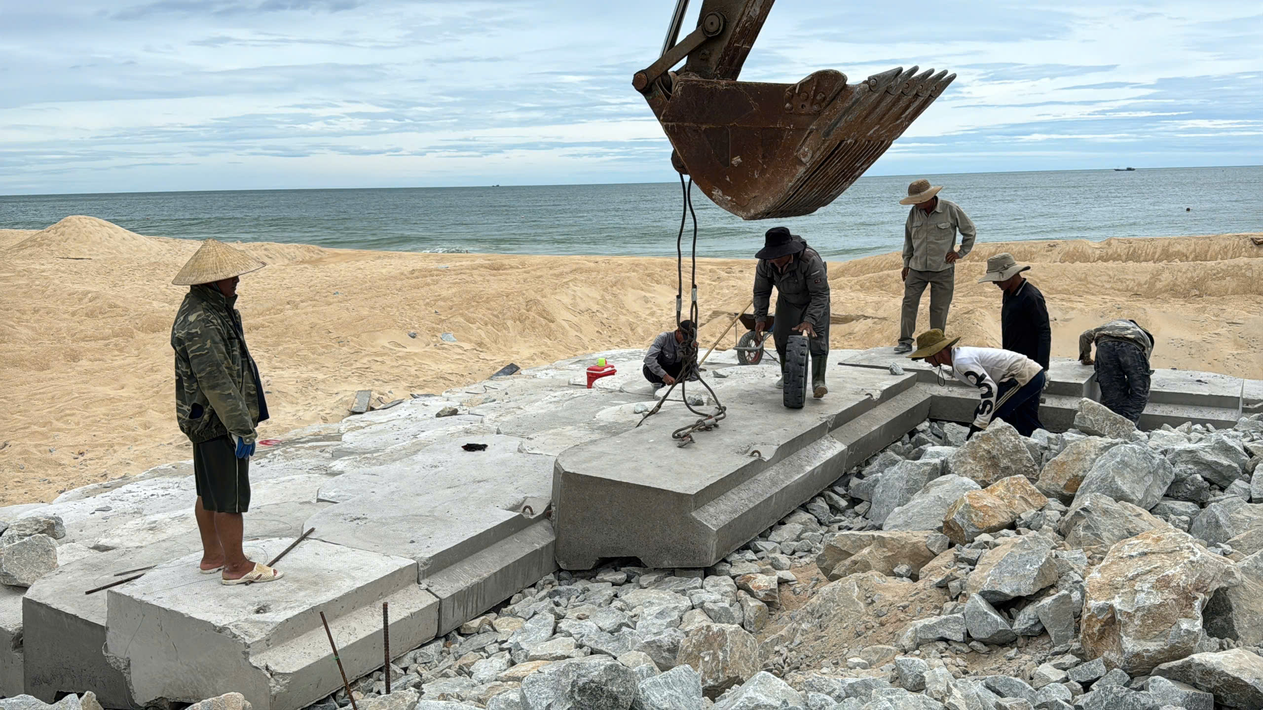 Tăng tốc xử l&yacute; khẩn cấp sạt lở bờ biển, bờ s&ocirc;ng ở Huế trước m&ugrave;a mưa b&atilde;o - Ảnh 2.