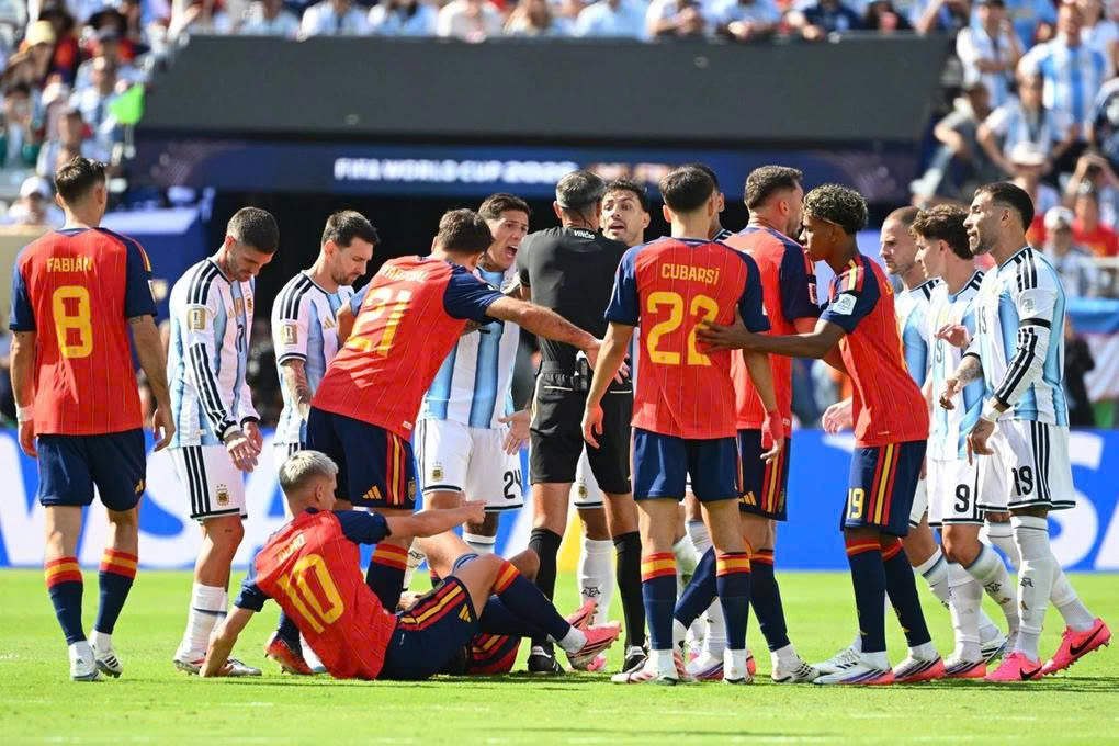 D&agrave;n sao tuyển Argentina bị phạt nặng sau vụ ẩu đả tại chung kết World Cup 2026 - Ảnh 2.