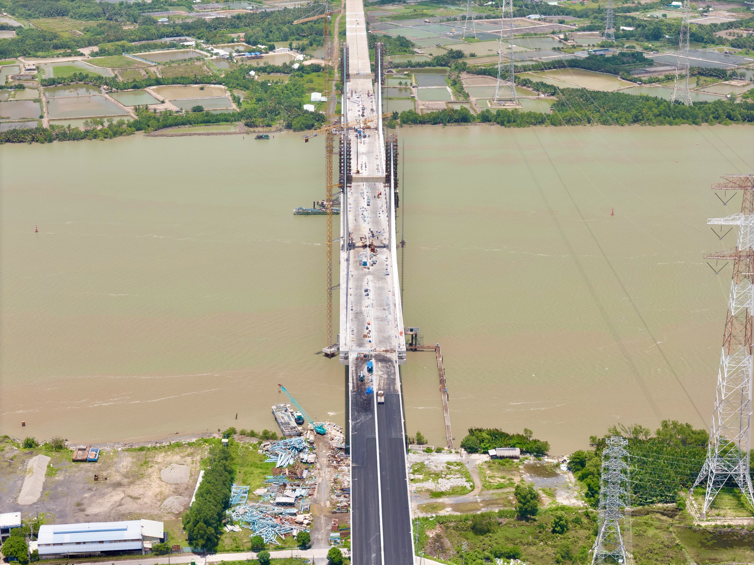 Cầu Phước Khánh bắc qua sông Lòng Tàu đã nối liền một dải - Ảnh 2.