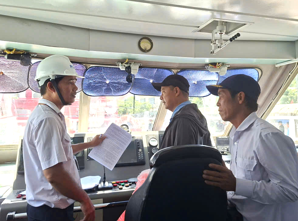 Siết an to&agrave;n, kh&ocirc;ng để t&agrave;u chở qu&aacute; số người tr&ecirc;n tuyến Sa Kỳ - L&yacute; Sơn dịp lễ 2/9 - Ảnh 1.