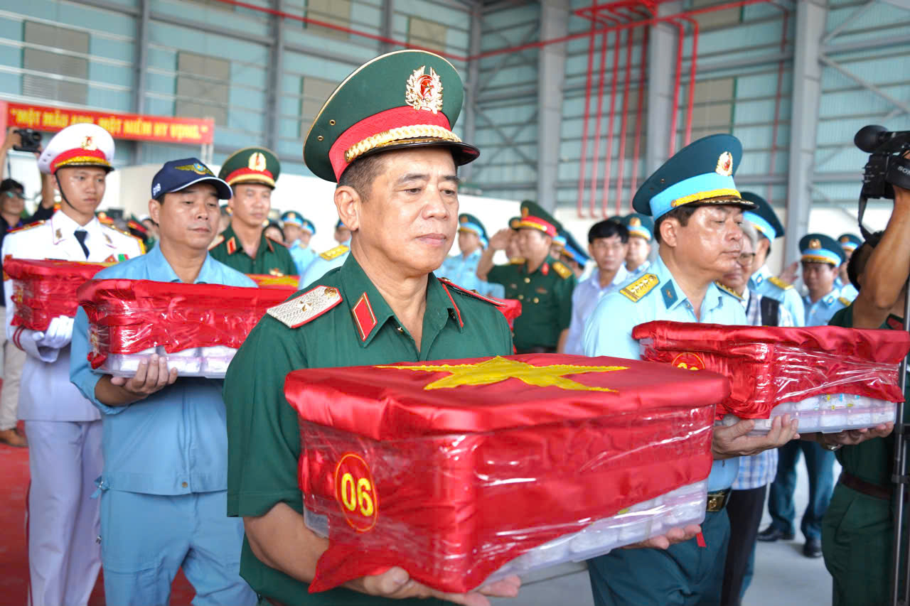 Chuyến bay đặc biệt đưa 7.104 mẫu h&agrave;i cốt liệt sĩ đi gi&aacute;m định ADN - Ảnh 6.