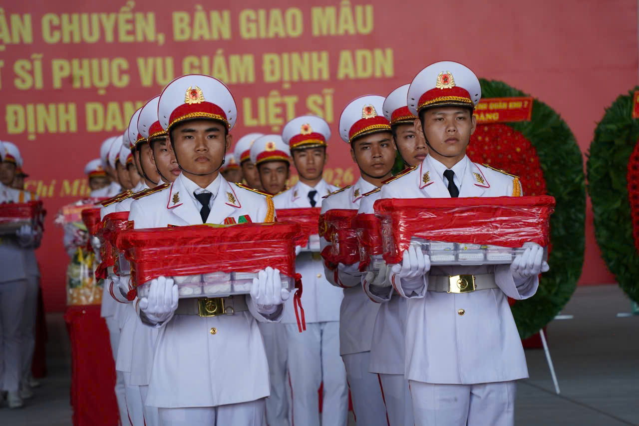 Chuyến bay đặc biệt đưa 7.104 mẫu h&agrave;i cốt liệt sĩ đi gi&aacute;m định ADN - Ảnh 7.