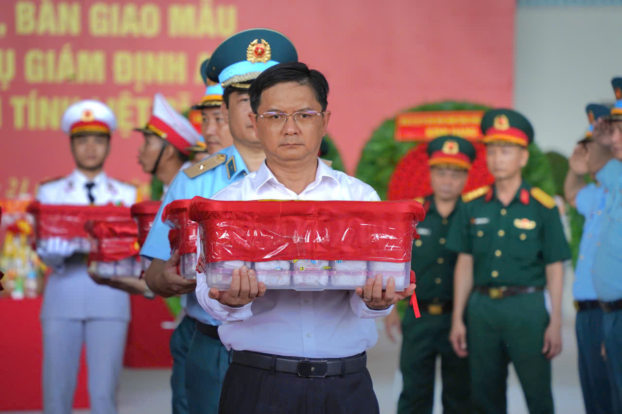 Chuyến bay đặc biệt đưa 7.104 mẫu h&agrave;i cốt liệt sĩ đi gi&aacute;m định ADN - Ảnh 5.