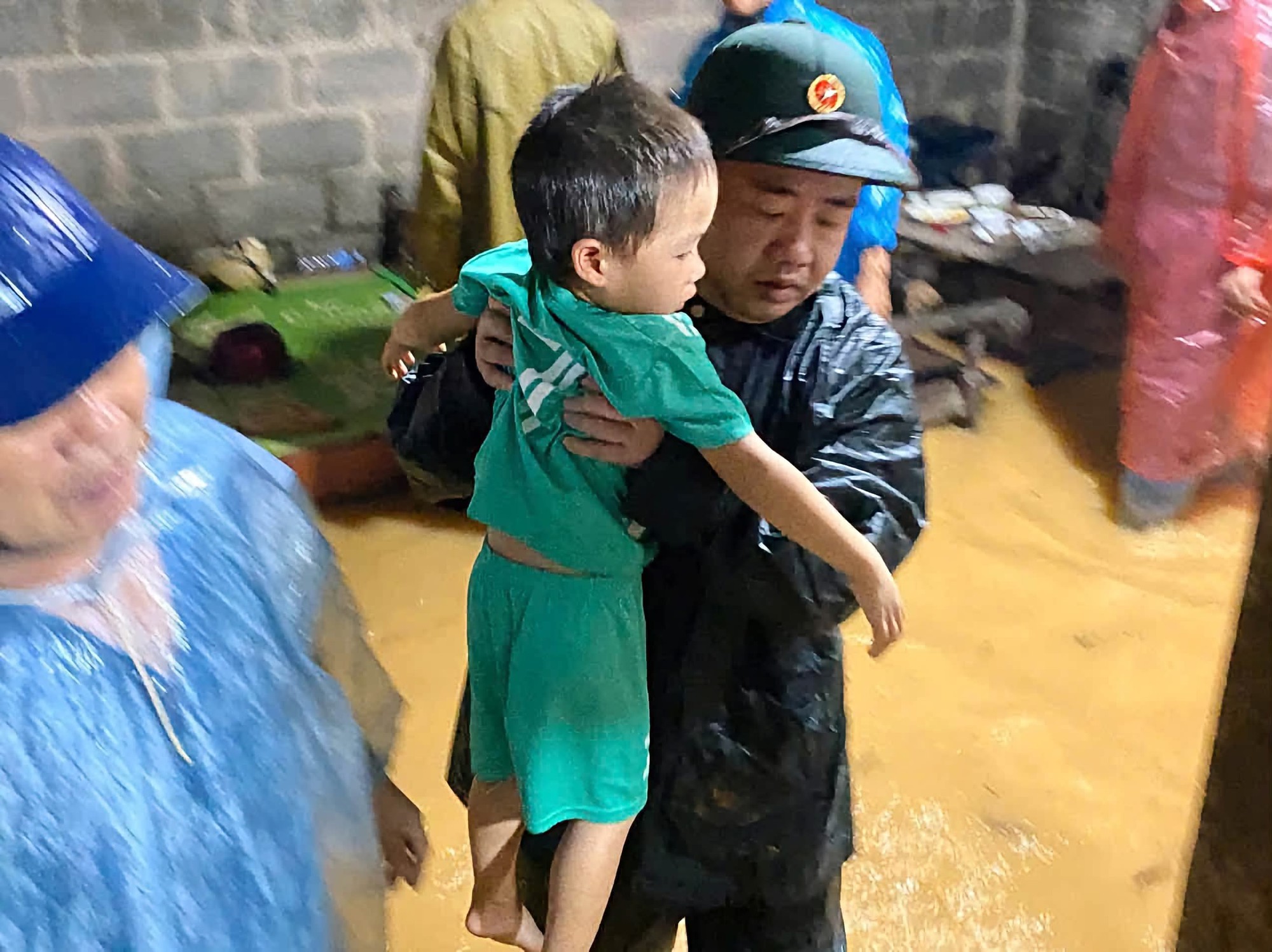 Trắng đ&ecirc;m di dời người d&acirc;n ra khỏi khu vực ngập &uacute;ng, sạt lở tại Lạng Sơn - Ảnh 1.