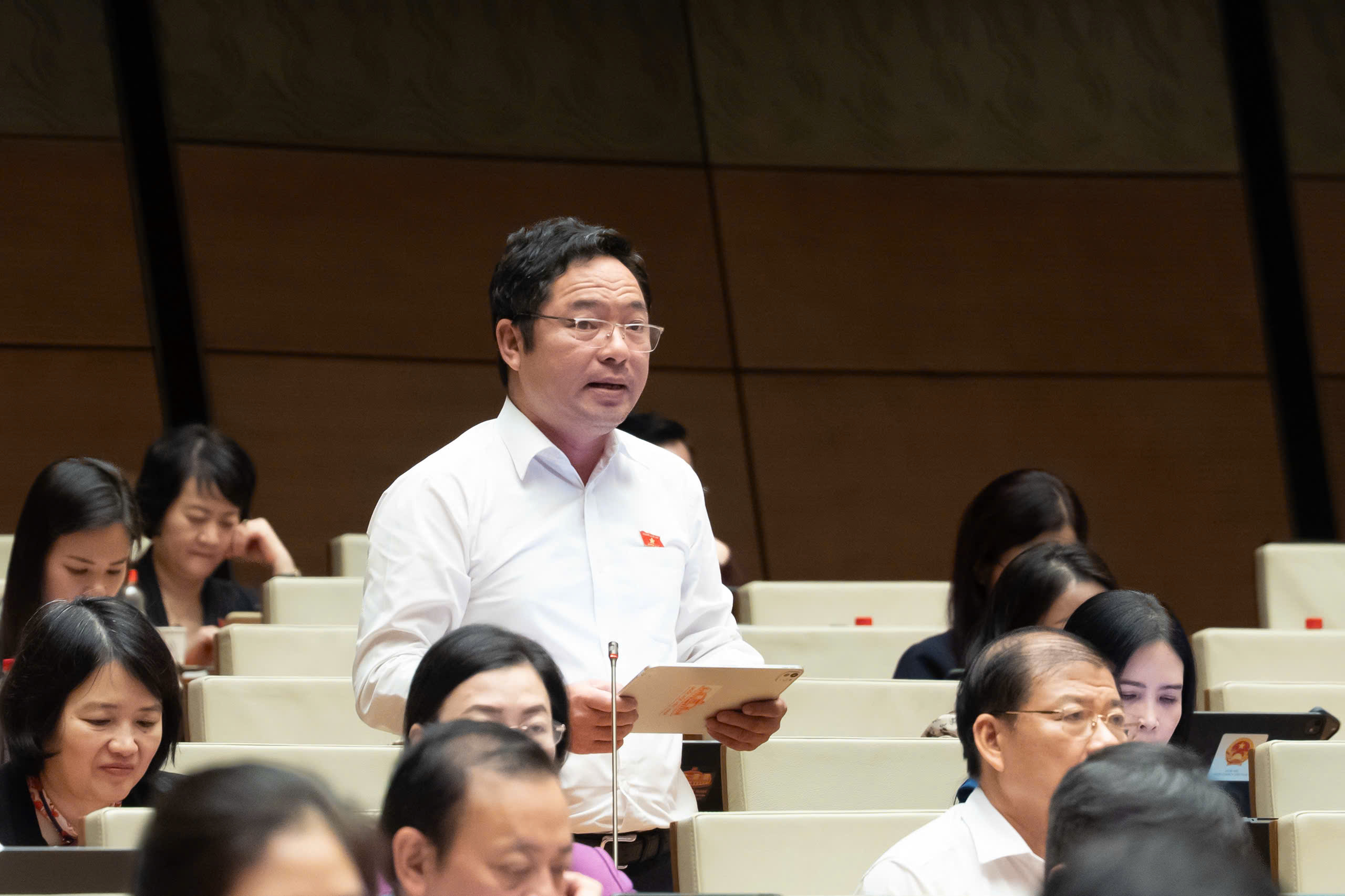 ĐBQH: Kh&ocirc;ng l&agrave;m doanh nghiệp đột ngột mất ưu đ&atilde;i thuế khi doanh thu vượt ngưỡng 10 tỷ đồng - Ảnh 1.