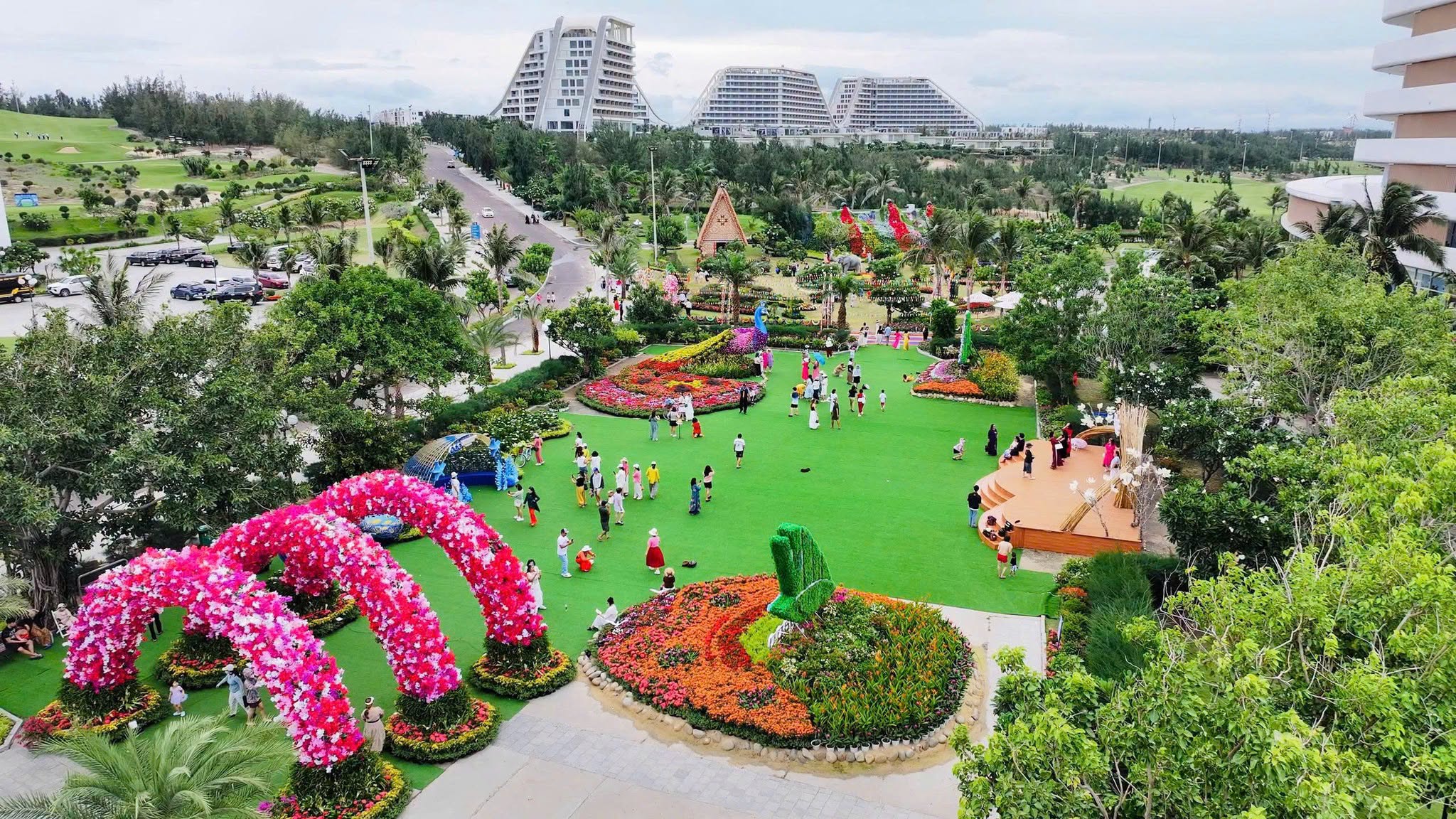 Lễ hội Ng&agrave;n hoa tạo điểm nhấn mới cho du lịch Quy Nhơn - Ảnh 1.