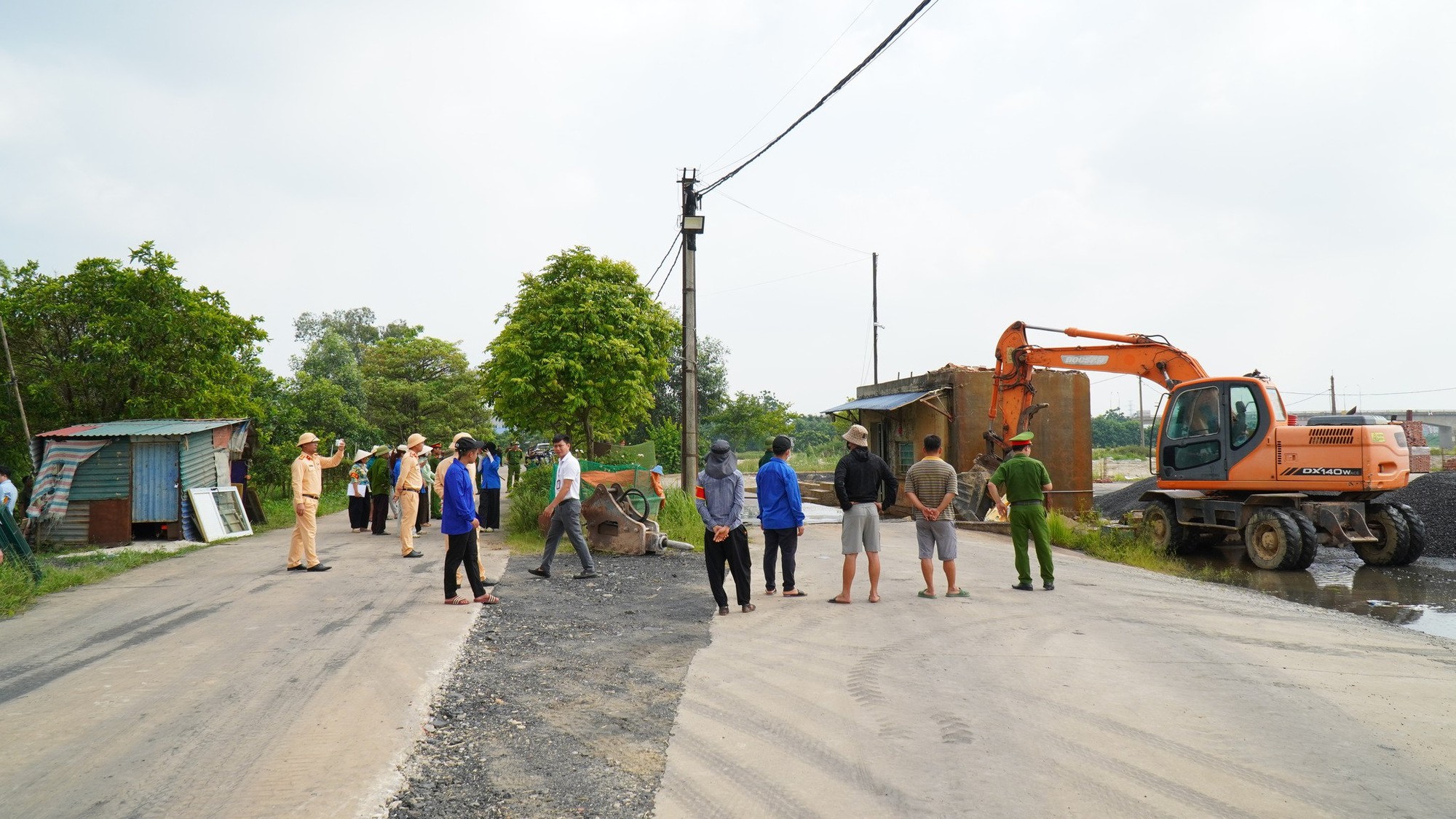 Hà Nội quyết liệt xử lý vi phạm đất đai, trật tự xây dựng - Ảnh 2.