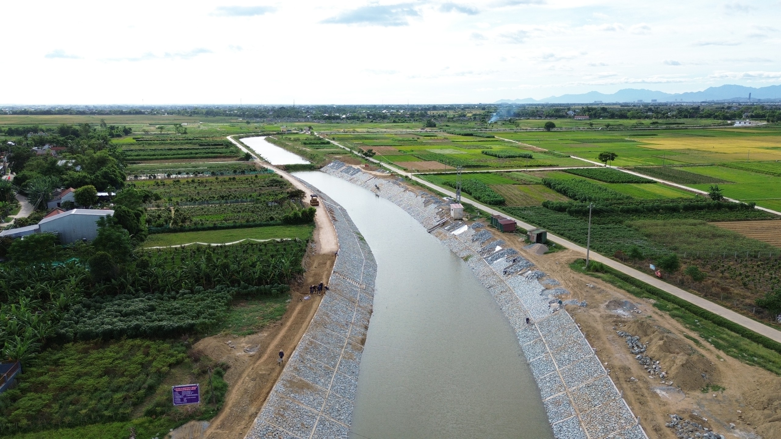 Tăng tốc xử l&yacute; khẩn cấp sạt lở bờ biển, bờ s&ocirc;ng ở Huế trước m&ugrave;a mưa b&atilde;o - Ảnh 9.