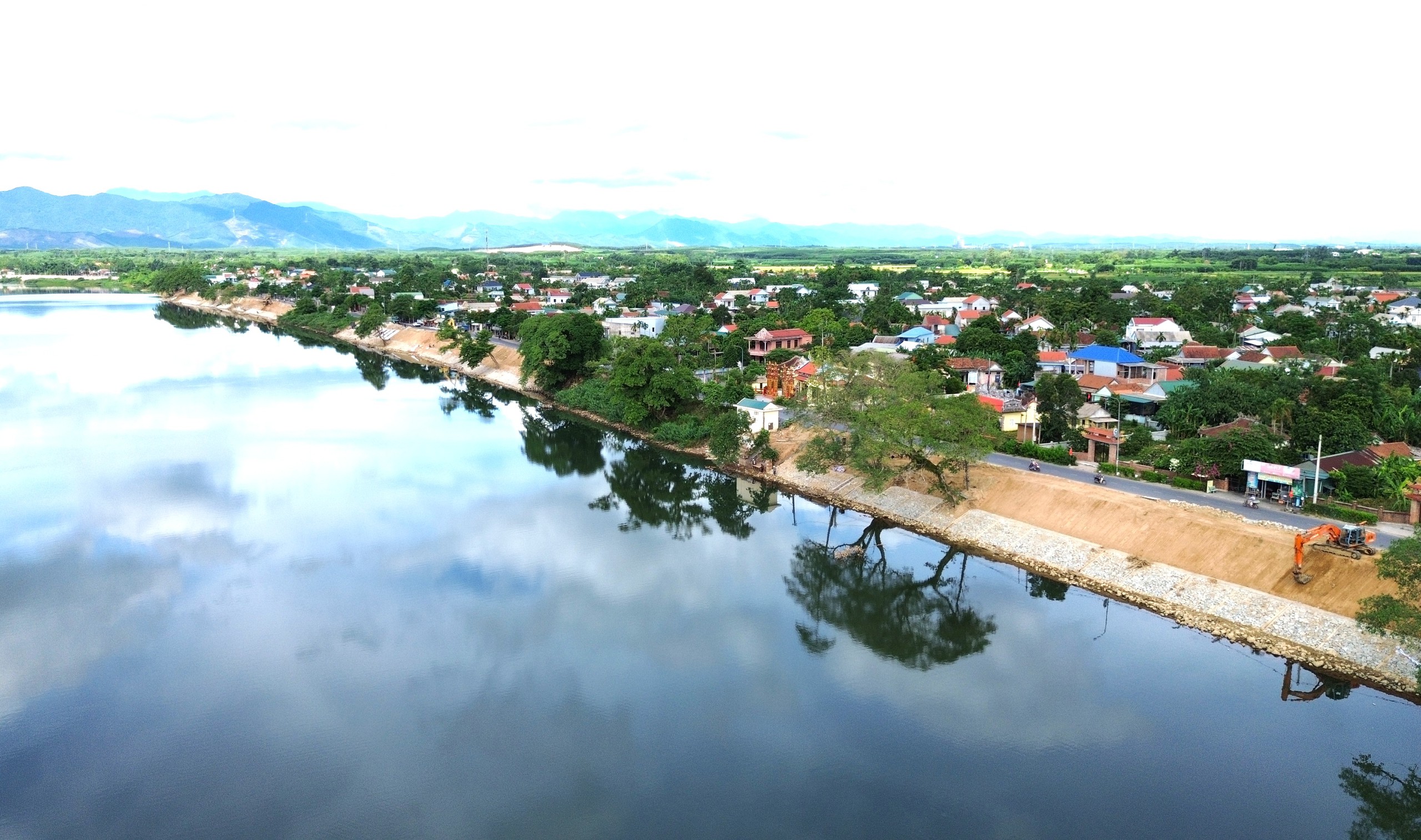 Tăng tốc xử l&yacute; khẩn cấp sạt lở bờ biển, bờ s&ocirc;ng ở Huế trước m&ugrave;a mưa b&atilde;o - Ảnh 8.