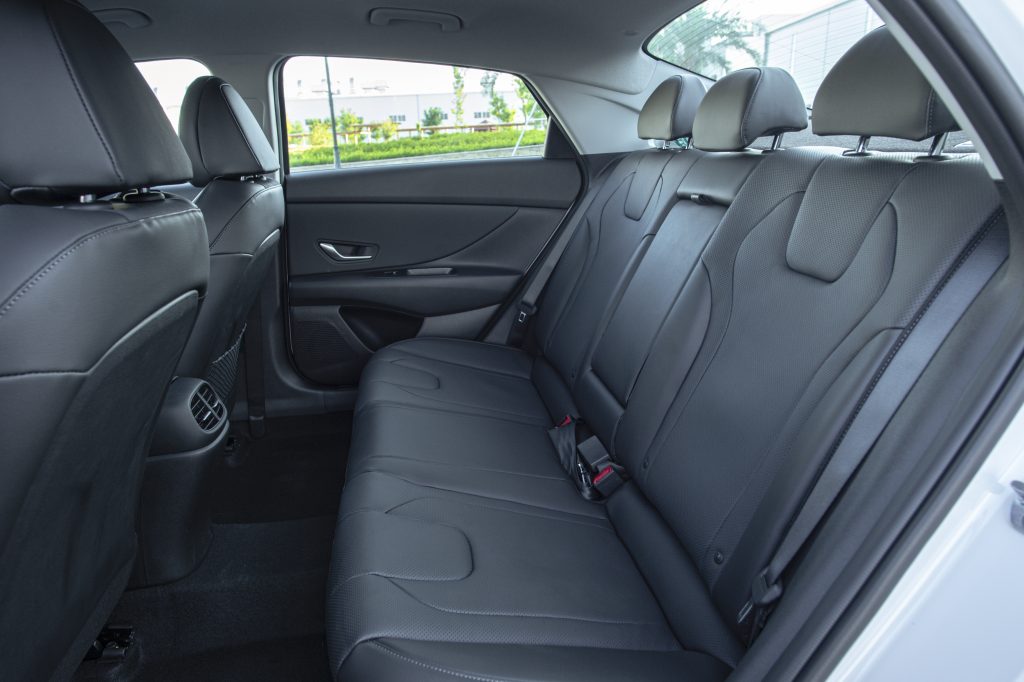 Lynk & Co 03 và Hyundai Elantra: Hai sedan hạng C khác biệt thế nào? - Ảnh 13.