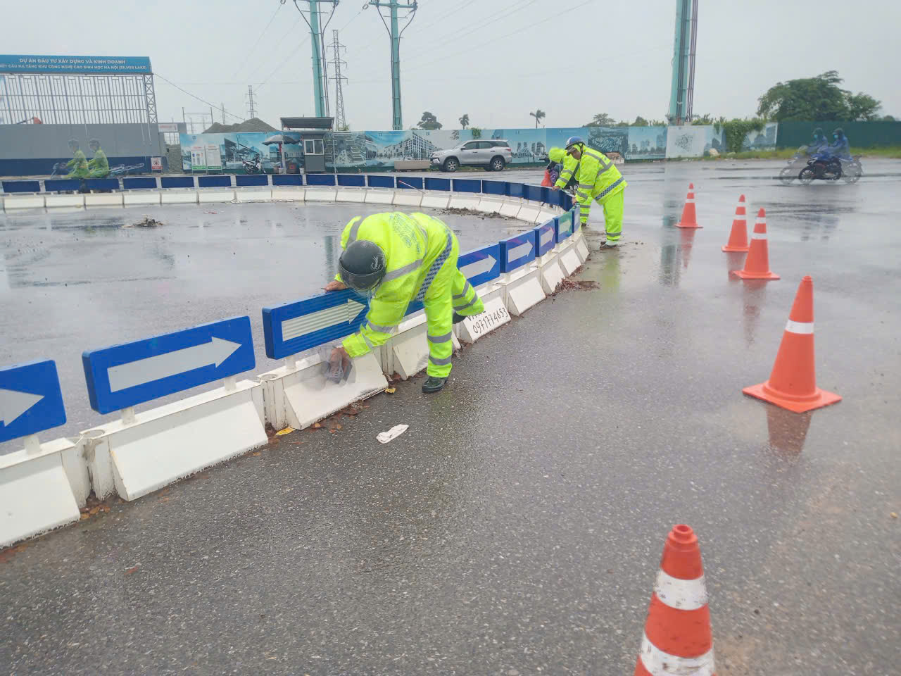 Ch&ugrave;m ảnh: C&ocirc;ng nh&acirc;n tất bật "đội mưa" chỉnh trang đ&ocirc; thị, giao th&ocirc;ng trước kỳ nghỉ lễ 2/9 - Ảnh 6.